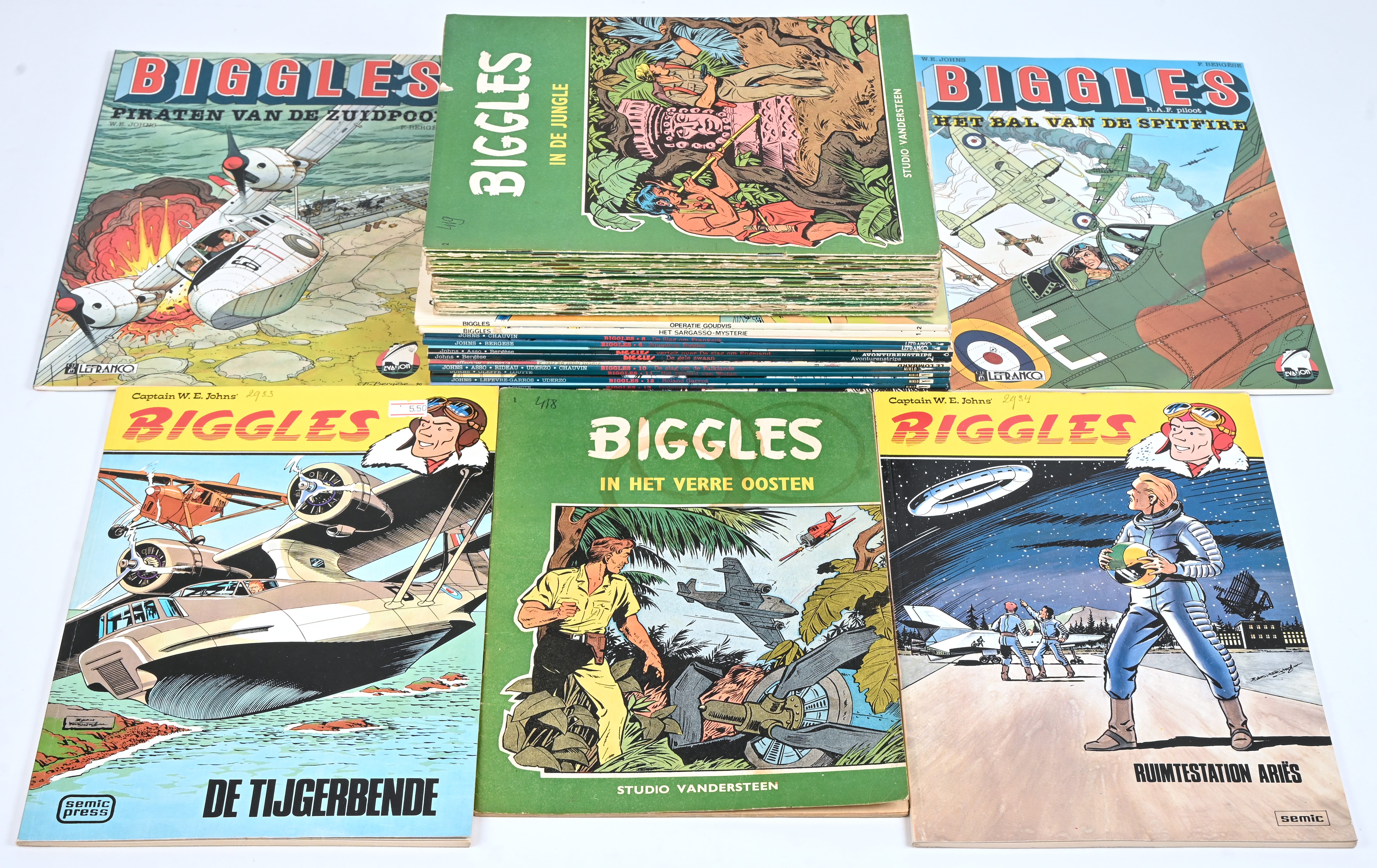‘Biggles’, 36 titels over de wereldberoemde piloot. Verschillende tekenaars (Loutte, Bergèse, Karlström, e.a.) en uitgeverijen (Miklo, Lefrancq, Semic Press en Studio Vandersteen). Mogelijk met geschreven markeringen op de kaft ‘Biggles’, 36 titels over de wereldberoemde piloot. Verschillende tekenaars (Loutte, Bergèse, Karlström, e.a.) en uitgeverijen (Miklo, Lefrancq, Semic Press en Studio Vandersteen). Mogelijk met geschreven markeringen op de kaft.