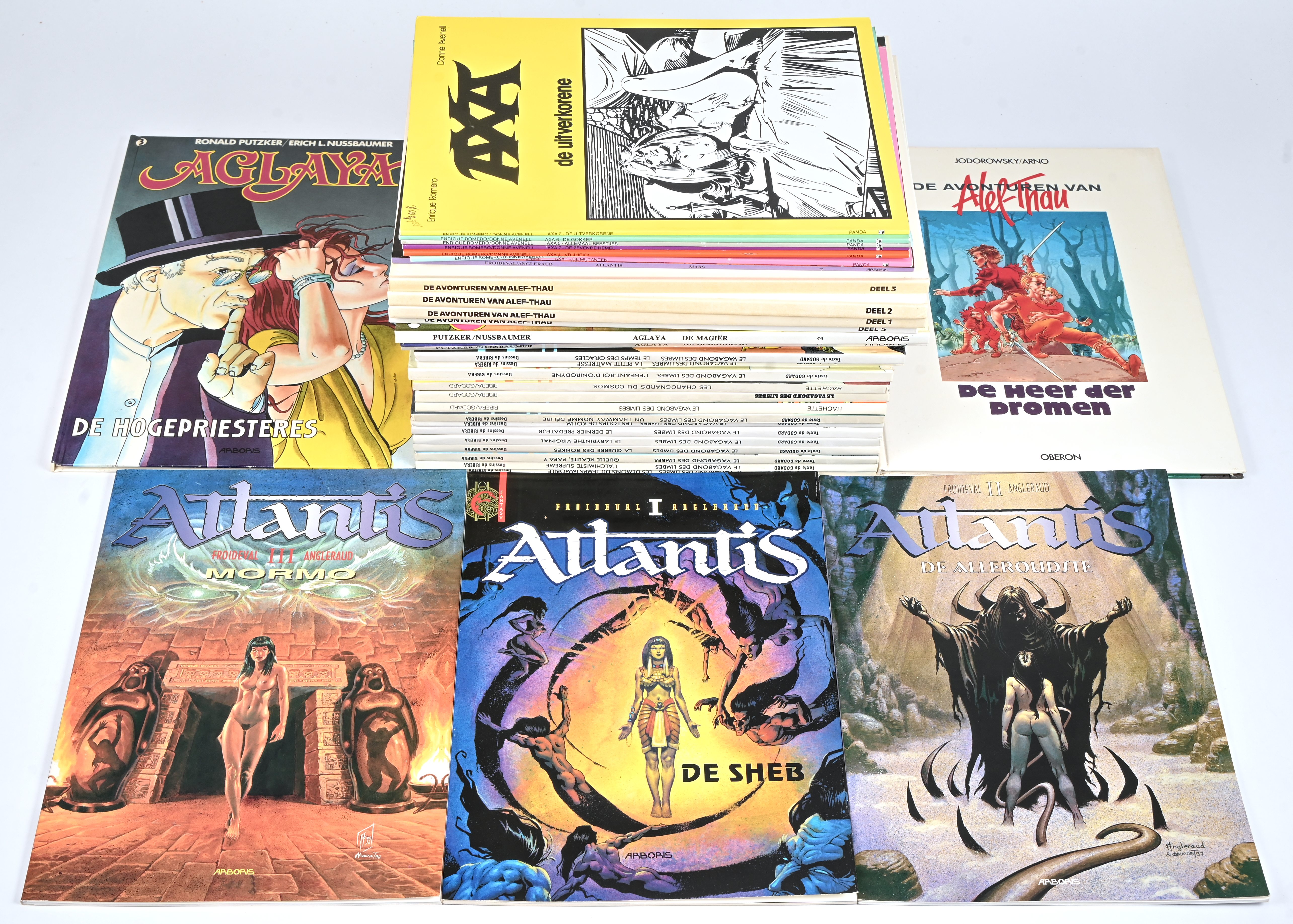 Een partij stripalbums met titels uit de reeksen: ‘Le Vagabond des Limbes’ (14 Franstalige hardcovers), ‘De Avonturen van Alef Thau’ (5 hardcovers), ‘Aglaya’ (3 hardcovers), ‘Axa’ (7) en ‘Atlantis’ (4). Mogelijk met geschreven markeringen op de kaft Een partij stripalbums met titels uit de reeksen: ‘Le Vagabond des Limbes’ (14 Franstalige hardcovers), ‘De Avonturen van Alef Thau’ (5 hardcovers), ‘Aglaya’ (3 hardcovers), ‘Axa’ (7) en ‘Atlantis’ (4). Mogelijk met geschreven markeringen op de kaft.