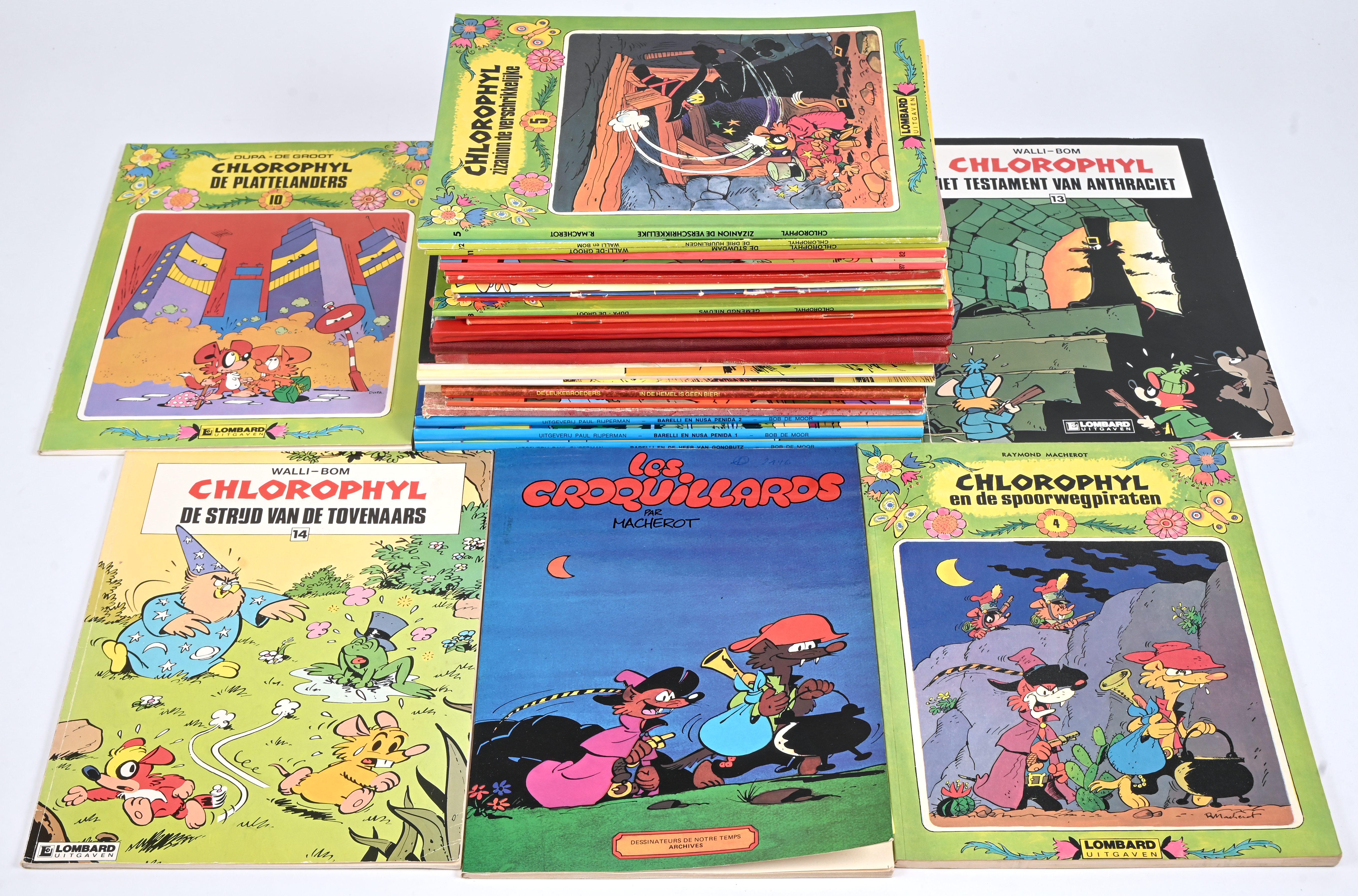 Een partij stripalbums met titels uit de reeksen: ‘Barelli’ (7 waarvan 4 hardcover), ‘De Leukebroeders’ (1), ‘Liefde Is’ (1), ‘De Donderpadjes’ (2), ‘Zizanion’ (1 Franstalig), ‘Chlorophyl’ (21 waarvan 3 hardcovers) en ‘Les Croquillards’ (1 Franstalig). Mogelijk met geschreven markeringen op de kaft Een partij stripalbums met titels uit de reeksen: ‘Barelli’ (7 waarvan 4 hardcover), ‘De Leukebroeders’ (1), ‘Liefde Is’ (1), ‘De Donderpadjes’ (2), ‘Zizanion’ (1 Franstalig), ‘Chlorophyl’ (21 waarvan 3 hardcovers) en ‘Les Croquillards’ (1 Franstalig). Mogelijk met geschreven markeringen op de kaft.