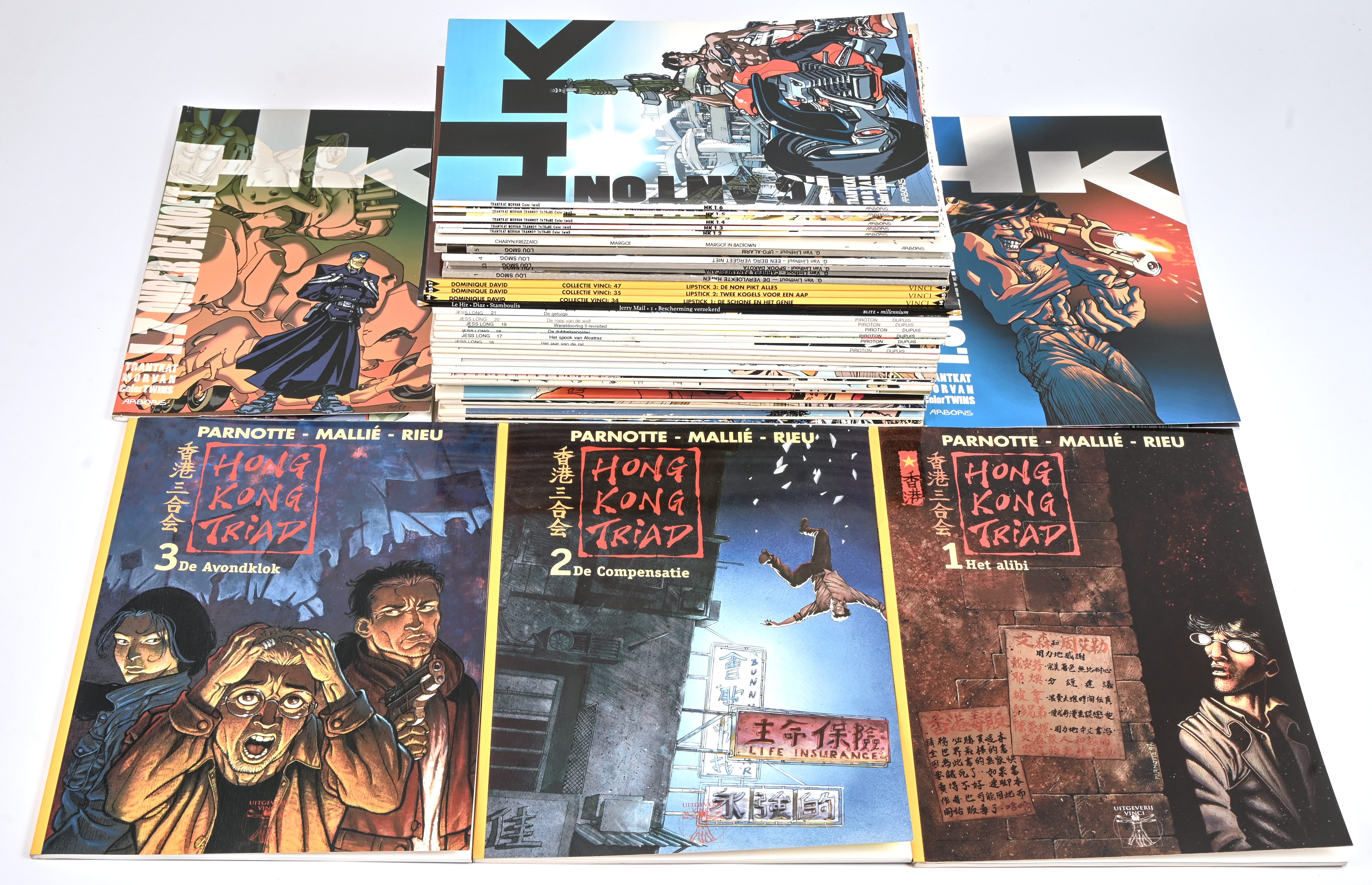 Een partij stripalbums met titels uit de reeksen: ‘Jess Long’ (21), ‘Jerry Mail’ (1), ‘Lipstick’ (3), ‘Lou Smog’ (5), ‘Margot’ (1), ‘HK’ (8) en ‘Hong Kong Triad’ (3). Mogelijk met geschreven markeringen op de kaft Een partij stripalbums met titels uit de reeksen: ‘Jess Long’ (21), ‘Jerry Mail’ (1), ‘Lipstick’ (3), ‘Lou Smog’ (5), ‘Margot’ (1), ‘HK’ (8) en ‘Hong Kong Triad’ (3). Mogelijk met geschreven markeringen op de kaft.