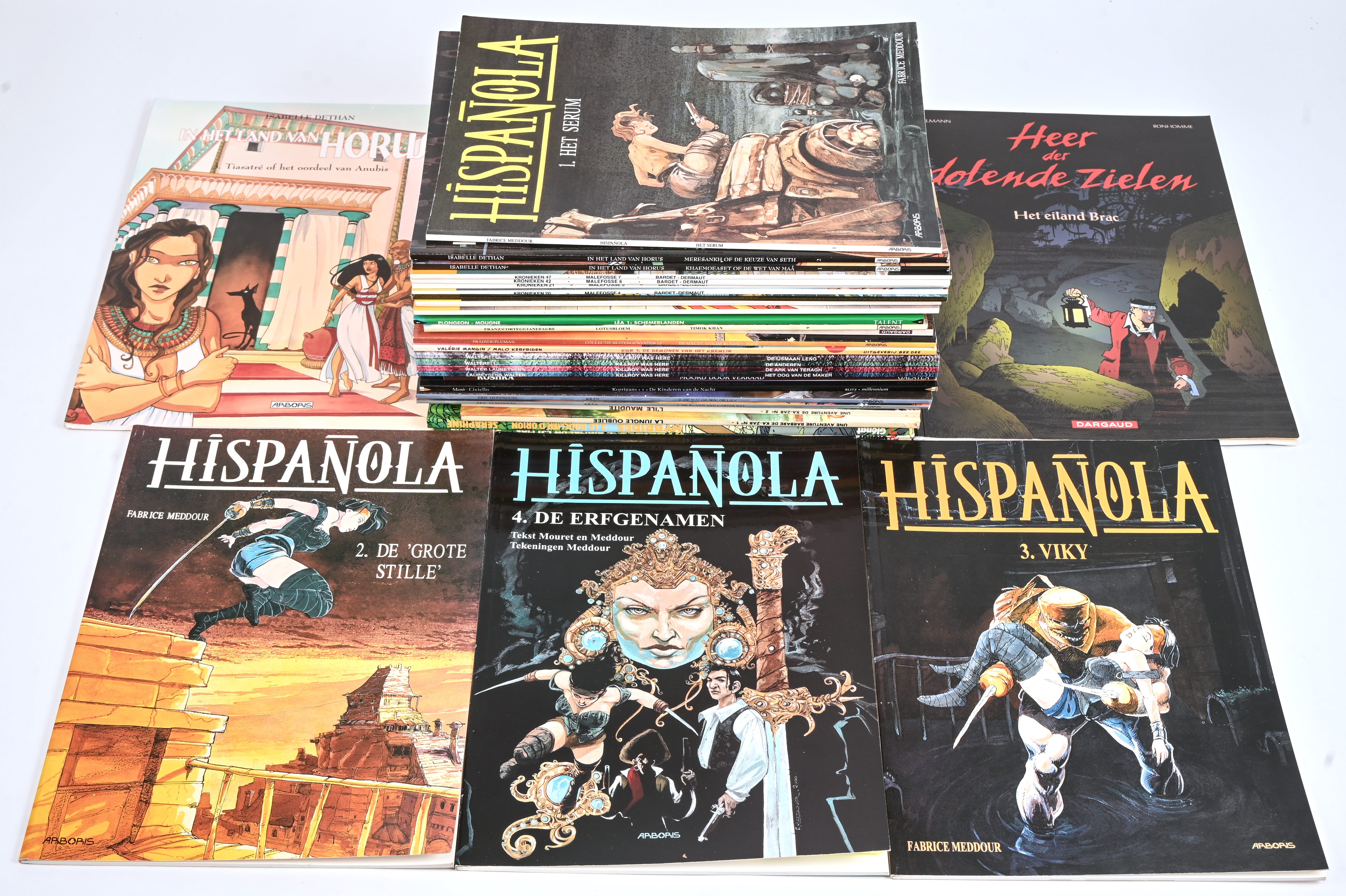 Een partij stripalbums met titels uit de reeksen: ‘Hybrides’ (2 Franstalige hardcovers), ‘Ka-zar’ (3 Franstalig), ‘Kräh’ (2), ‘Korrigans’ (1), ‘Koshka’ (1), ‘Killroy was Here’ (5), ‘KGB, de Demonen van het Kremlin’ (1), ‘De Macht van de Runen’ (1), ‘Murena’ (1), ‘Lotusbloem’ (1), ‘Léa’ (1), ‘Lucius’ (1), ‘Malefosse’ (7), ‘In het land van Horus’ (3), ‘Heer der dolende Zielen’ (1) en ‘Hispaniola’ (4). Mogelijk met geschreven markeringen op de kaft Een partij stripalbums met titels uit de reeksen: ‘Hybrides’ (2 Franstalige hardcovers), ‘Ka-zar’ (3 Franstalig), ‘Kräh’ (2), ‘Korrigans’ (1), ‘Koshka’ (1), ‘Killroy was Here’ (5), ‘KGB, de Demonen van het Kremlin’ (1), ‘De Macht van de Runen’ (1), ‘Murena’ (1), ‘Lotusbloem’ (1), ‘Léa’ (1), ‘Lucius’ (1), ‘Malefosse’ (7), ‘In het land van Horus’ (3), ‘Heer der dolende Zielen’ (1) en ‘Hispaniola’ (4). Mogelijk met geschreven markeringen op de kaft.