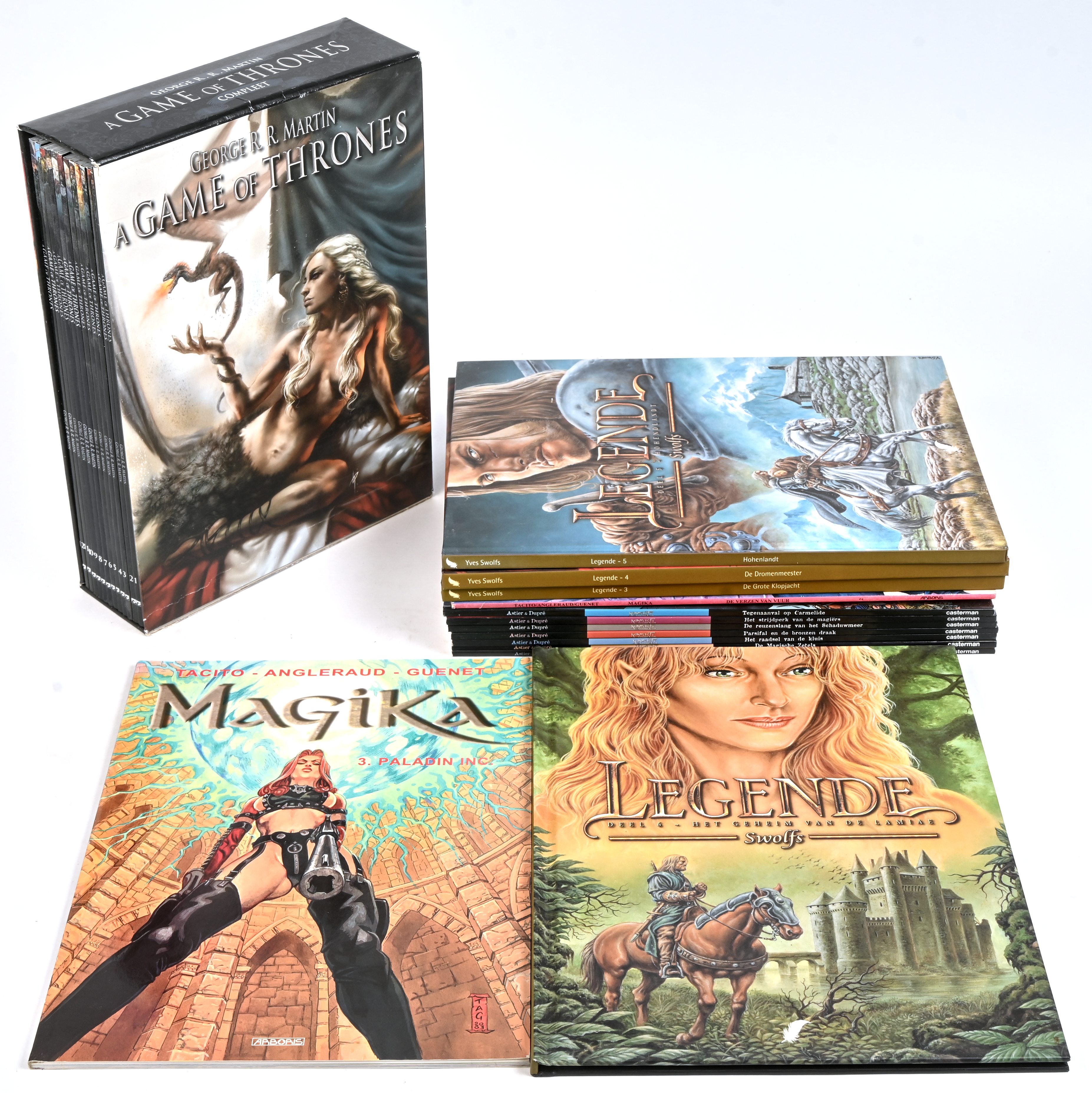 Een partij stripalbums met titels uit de reeksen: ‘Kaamelott’ (7), ‘Magika’ (3), ‘Legende’ (4 hardcovers) en de complete box van ‘Game of Thrones’ (12). Mogelijk met geschreven markeringen op de kaft Een partij stripalbums met titels uit de reeksen: ‘Kaamelott’ (7), ‘Magika’ (3), ‘Legende’ (4 hardcovers) en de complete box van ‘Game of Thrones’ (12). Mogelijk met geschreven markeringen op de kaft.