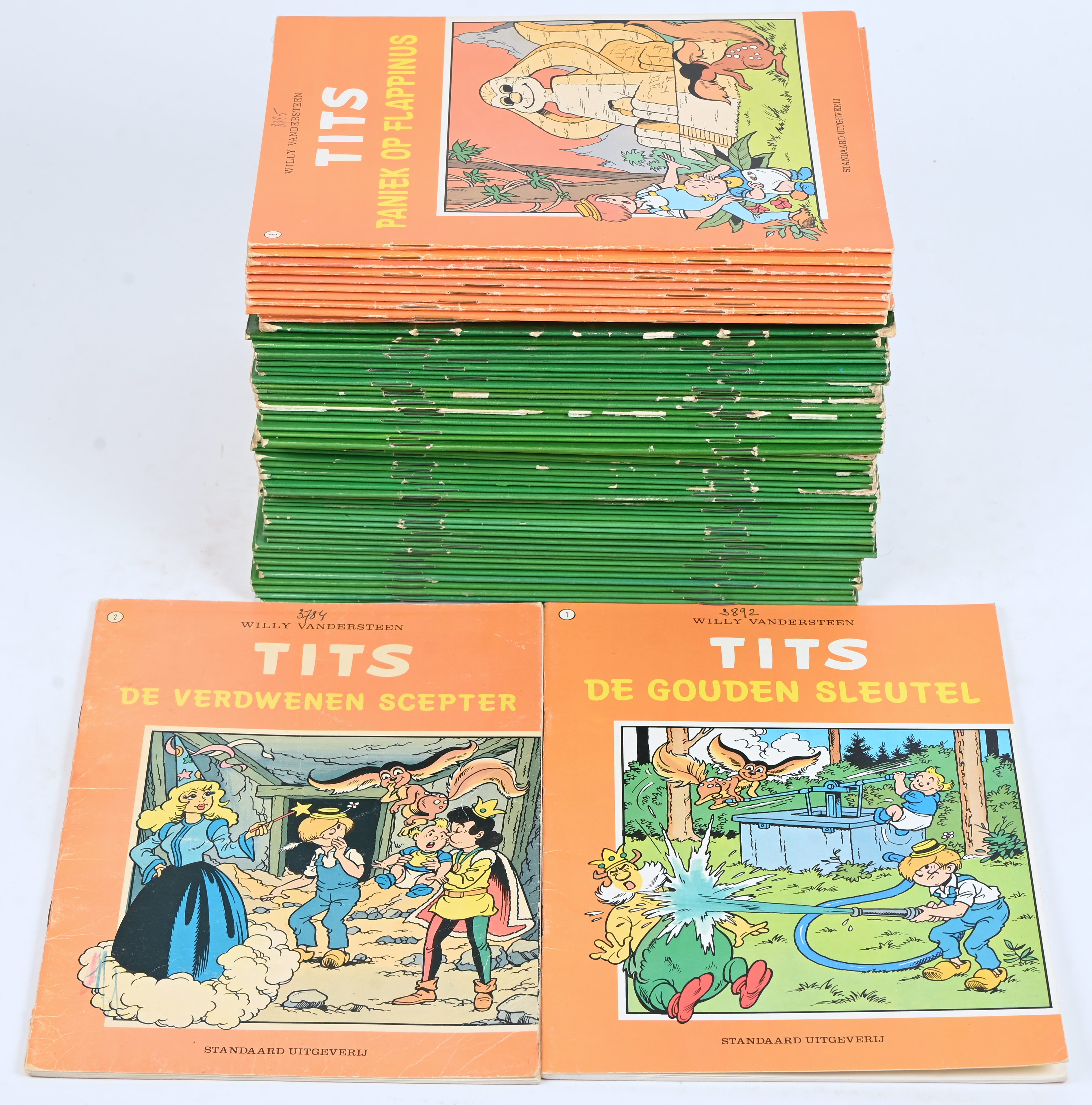 Een partij stripalbums met titels uit de reeksen: ‘Tits’ (13) en ‘Jerom’ (48). Mogelijk met geschreven markeringen op de kaft Een partij stripalbums met titels uit de reeksen: ‘Tits’ (13) en ‘Jerom’ (48). Mogelijk met geschreven markeringen op de kaft.