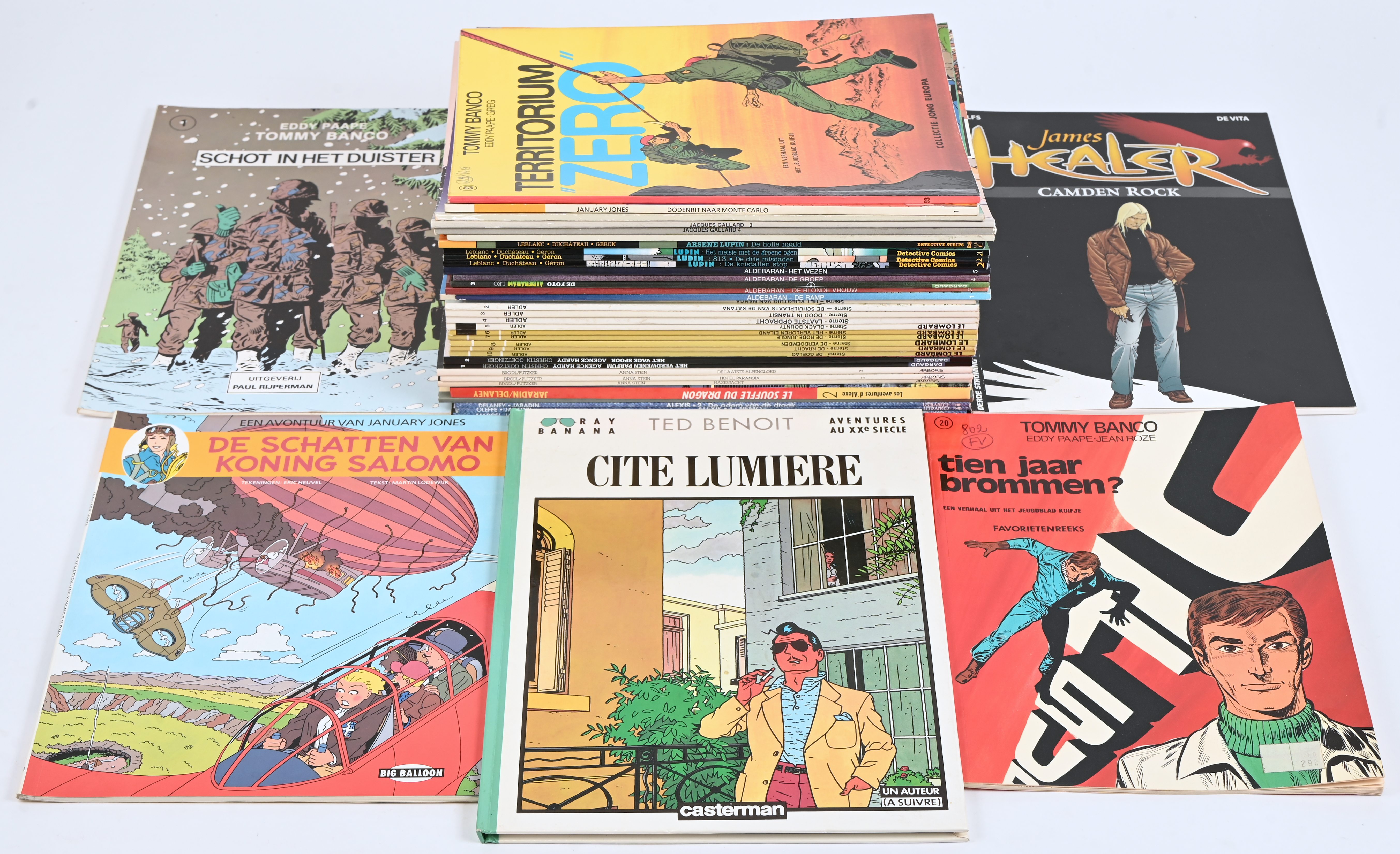 Een partij stripalbums met titels uit de reeksen: ‘Alexis’ (5 waarvan 1 Franstalige hardcover), ‘Anna Stein’ (3), ‘Agence Hardy’ (2), ‘Sterne’ (10), ‘Aldebaran’ (5), ‘Lupin’ (4), ‘Jacques Gallard’ (4), ‘James Healer’ (1), ‘Januari Jones’ (2), ‘Tommy Banco’ (3) en ‘Ray Banana’ (1). Mogelijk met geschreven markeringen op de kaft Een partij stripalbums met titels uit de reeksen: ‘Alexis’ (5 waarvan 1 Franstalige hardcover), ‘Anna Stein’ (3), ‘Agence Hardy’ (2), ‘Sterne’ (10), ‘Aldebaran’ (5), ‘Lupin’ (4), ‘Jacques Gallard’ (4), ‘James Healer’ (1), ‘Januari Jones’ (2), ‘Tommy Banco’ (3) en ‘Ray Banana’ (1). Mogelijk met geschreven markeringen op de kaft.