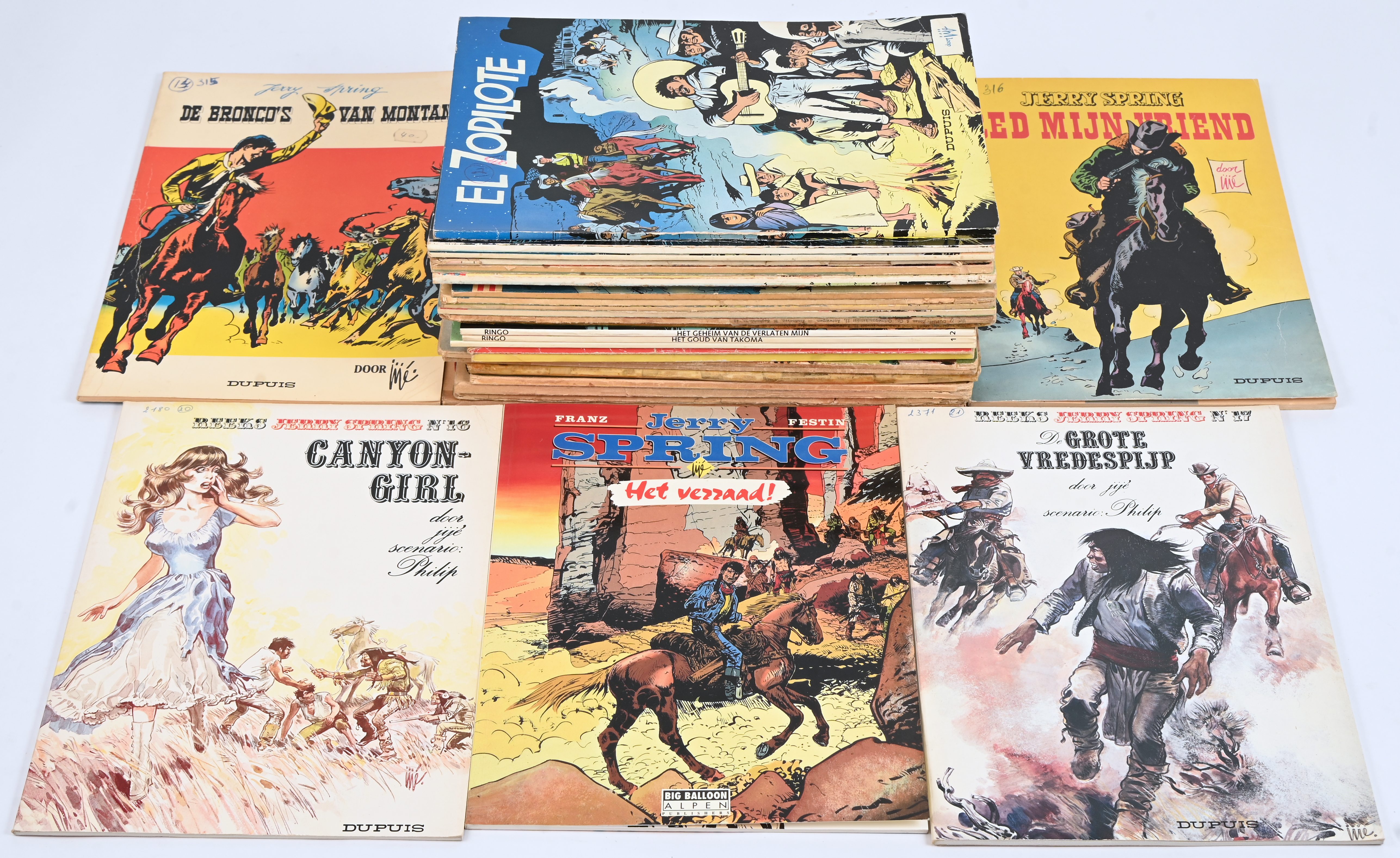 Een partij stripalbums met titels uit de reeksen: ‘Red Ryder’ (7), ‘Ringo’ (Vance 3 en Castillo 2) en ‘Jerry Spring’ (18). Mogelijk met geschreven markeringen op de kaft Een partij stripalbums met titels uit de reeksen: ‘Red Ryder’ (7), ‘Ringo’ (Vance 3 en Castillo 2) en ‘Jerry Spring’ (18). Mogelijk met geschreven markeringen op de kaft.