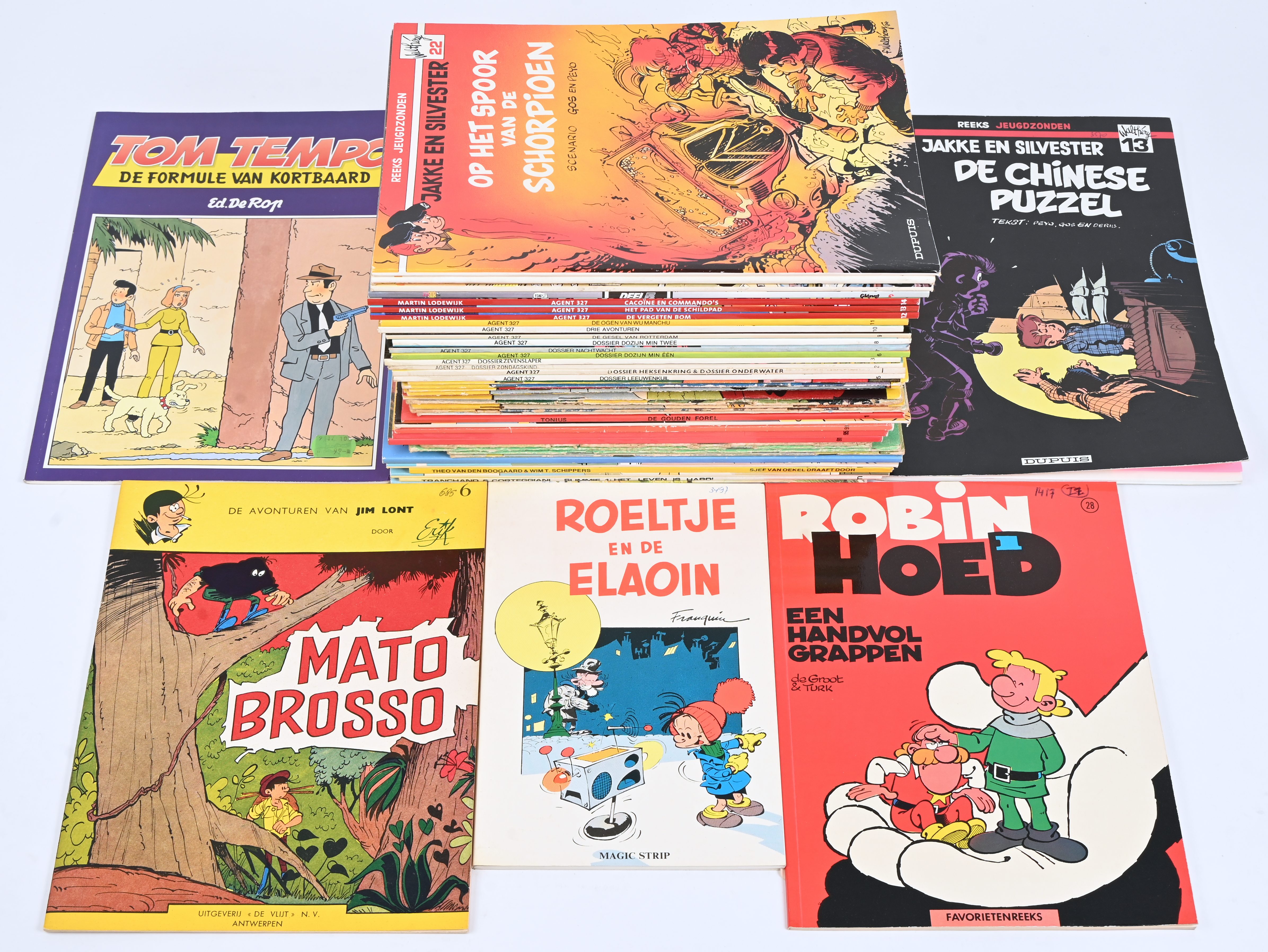 Een partij stripalbums met titels uit de reeksen: ‘De Ravottersclub’ (1), ‘Snorkels’ (1), ‘Slimmie & Sloffie’ (1), ‘Slemper en Slof’ (1), ‘Sjef van Oekel’ (1), ‘Starter’ (1), ‘Stan Stikker’ (1), ‘Pits en Kaliber’ (4), ‘De Panters’ (3), ‘Tonnie’ (1), ‘Tonius’ (1), ‘Tom Tempo’ (1), ‘Roeltje en de Elaoin’ (1), ‘Robin Hoed’ (1), ‘Jim Lont’ (7), ‘Agent 327’ (13), ‘Joe Bar’ (1) en ‘Jakke en Sylvester’ (4). Mogelijk met geschreven markeringen op de kaft Een partij stripalbums met titels uit de reeksen: ‘De Ravottersclub’ (1), ‘Snorkels’ (1), ‘Slimmie & Sloffie’ (1), ‘Slemper en Slof’ (1), ‘Sjef van Oekel’ (1), ‘Starter’ (1), ‘Stan Stikker’ (1), ‘Pits en Kaliber’ (4), ‘De Panters’ (3), ‘Tonnie’ (1), ‘Tonius’ (1), ‘Tom Tempo’ (1), ‘Roeltje en de Elaoin’ (1), ‘Robin Hoed’ (1), ‘Jim Lont’ (7), ‘Agent 327’ (13), ‘Joe Bar’ (1) en ‘Jakke en Sylvester’ (4). Mogelijk met geschreven markeringen op de kaft.