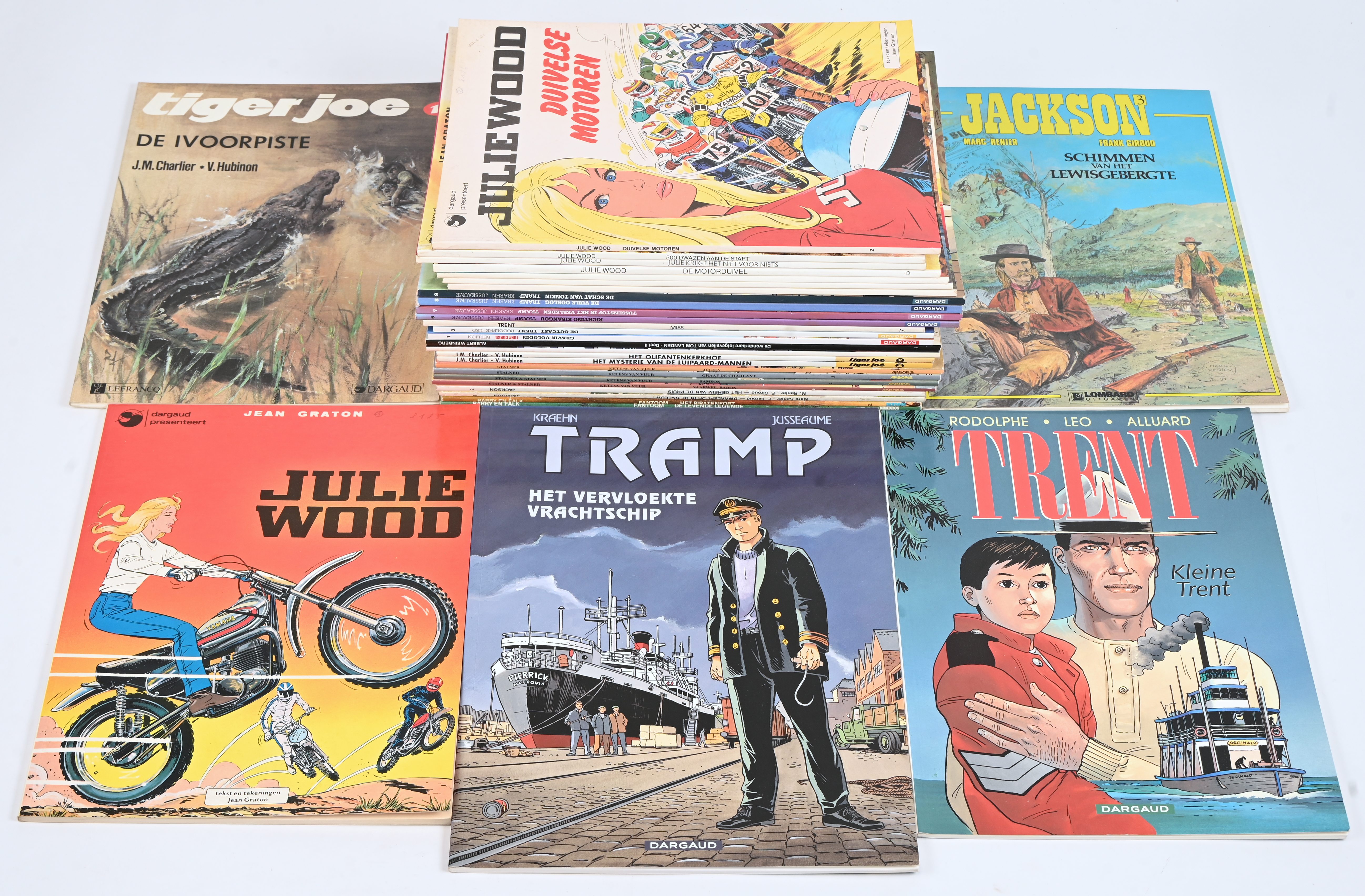 Een partij stripalbums met titels uit de reeksen: ‘Superman’ (1), ‘Fantoom’ (2), ‘Jackson’ (3), ‘Ketens van Vuur’ (4), ‘Tiger Joe’ (3), ‘Troebel Water’ (1), ‘Tom Landen’ (1), ‘Tony Corso’ (1), ‘Trent’ (3), ‘Tramp’ (5) en ‘Julie Wood’ (8). Mogelijk met geschreven markeringen op de kaft Een partij stripalbums met titels uit de reeksen: ‘Superman’ (1), ‘Fantoom’ (2), ‘Jackson’ (3), ‘Ketens van Vuur’ (4), ‘Tiger Joe’ (3), ‘Troebel Water’ (1), ‘Tom Landen’ (1), ‘Tony Corso’ (1), ‘Trent’ (3), ‘Tramp’ (5) en ‘Julie Wood’ (8). Mogelijk met geschreven markeringen op de kaft.