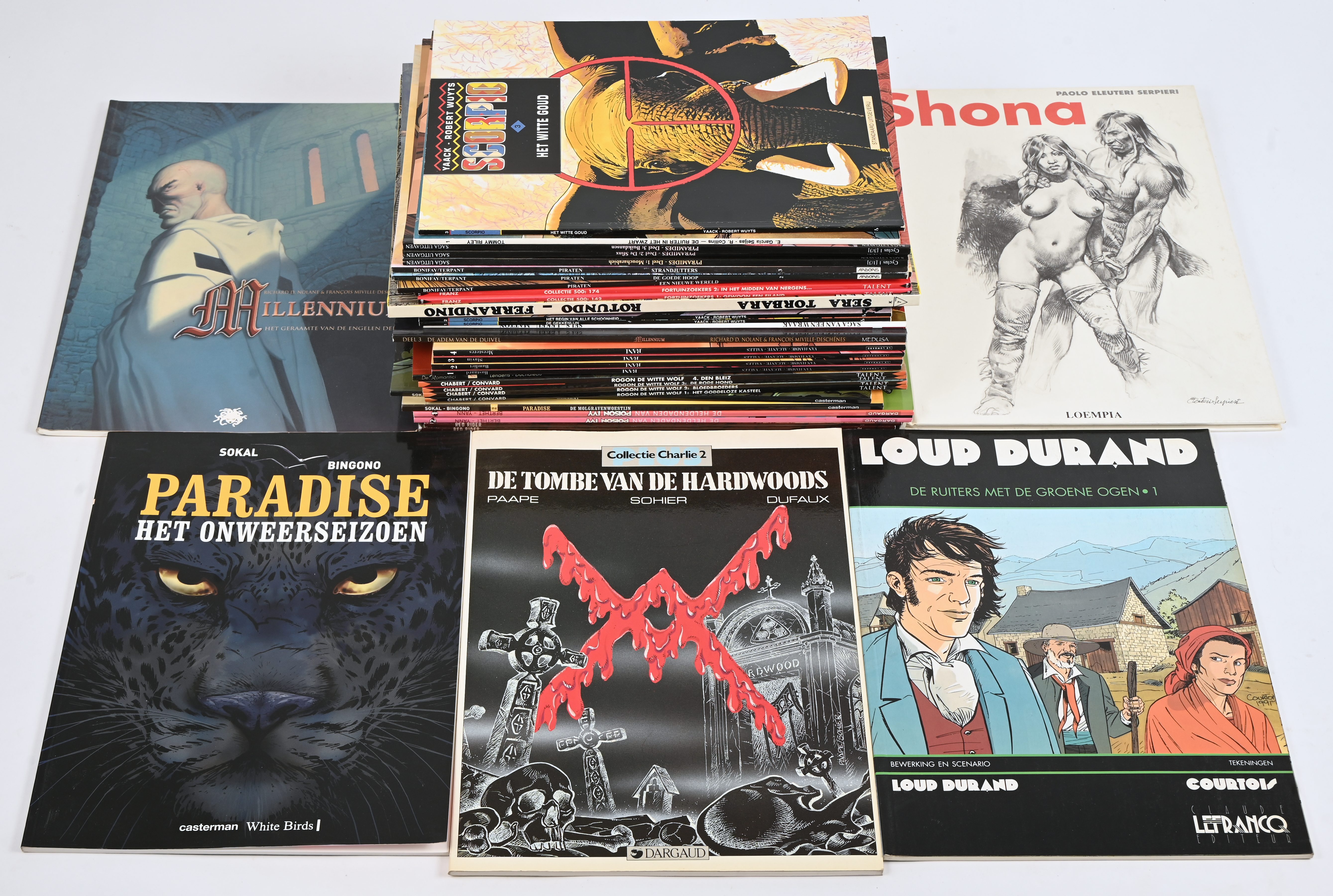 Een partij stripalbums met titels uit de reeksen: ‘Red Rider’ (3), ‘Poison Ivy’ (2), ‘Paradise’ (2), ‘Rogon’ (4), ‘De Romantici’ (1), ‘Rani’ (4), ‘Millennium’ (2), ‘Shona’ (1), ‘Saga van een Wraak’ (1), ‘Scorpio’ (3), ‘Het Seizoen der Wolven’ (1), ‘Sera torbera’ (1 hardcover), ‘Fortuinzoekers’ (2), ‘Piraten’ (3), ‘Pyramides’ (3), ‘Tommy Riley’ (1), ‘De Tombe van de Hardwoods’ (1), ‘Loup Durand’ (1) en ‘Paradise’ (1). Mogelijk met geschreven markeringen op de kaft Een partij stripalbums met titels uit de reeksen: ‘Red Rider’ (3), ‘Poison Ivy’ (2), ‘Paradise’ (2), ‘Rogon’ (4), ‘De Romantici’ (1), ‘Rani’ (4), ‘Millennium’ (2), ‘Shona’ (1), ‘Saga van een Wraak’ (1), ‘Scorpio’ (3), ‘Het Seizoen der Wolven’ (1), ‘Sera torbera’ (1 hardcover), ‘Fortuinzoekers’ (2), ‘Piraten’ (3), ‘Pyramides’ (3), ‘Tommy Riley’ (1), ‘De Tombe van de Hardwoods’ (1), ‘Loup Durand’ (1) en ‘Paradise’ (1). Mogelijk met geschreven markeringen op de kaft.