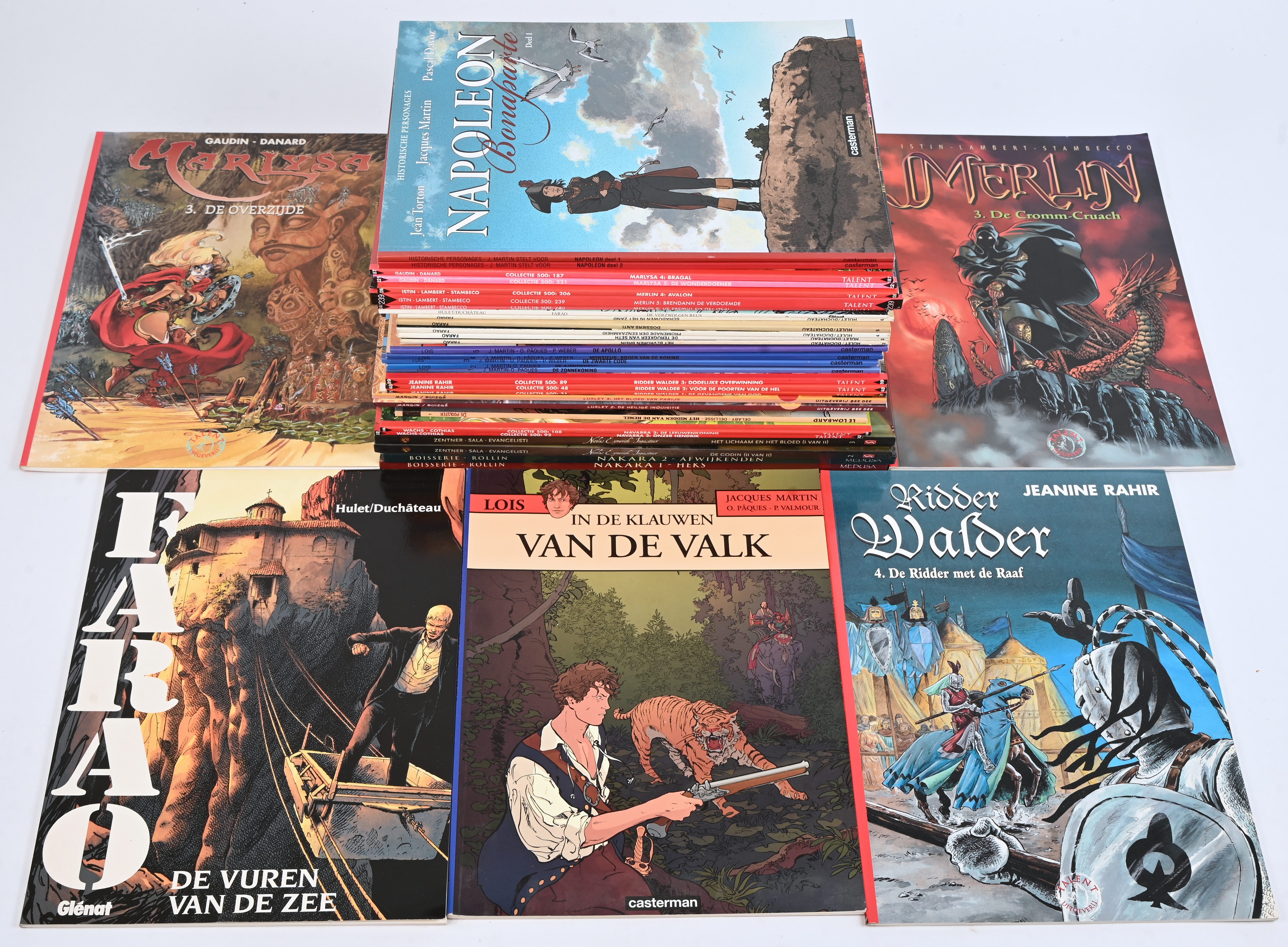 Een partij stripalbums met titels uit de reeksen: ‘Napoleon Bonaparte’ (2), ‘Nakara’ (2 hardcovers), ‘Nicolas Emerich’ (2 hardcovers), ‘Navarra’ (2), ‘De Poolster’ (2), ‘De Tempelier van Notre-Dame’ (1), ‘Roodbaard’ (1), ‘Luxley’ (2), ‘Ridder Walder’ (4), ‘Lois’ (6) en ’Marlysa’ (7 waarvan 1 hardcover). Mogelijk met geschreven markeringen op de kaft Een partij stripalbums met titels uit de reeksen: ‘Napoleon Bonaparte’ (2), ‘Nakara’ (2 hardcovers), ‘Nicolas Emerich’ (2 hardcovers), ‘Navarra’ (2), ‘De Poolster’ (2), ‘De Tempelier van Notre-Dame’ (1), ‘Roodbaard’ (1), ‘Luxley’ (2), ‘Ridder Walder’ (4), ‘Lois’ (6) en ’Marlysa’ (7 waarvan 1 hardcover). Mogelijk met geschreven markeringen op de kaft.