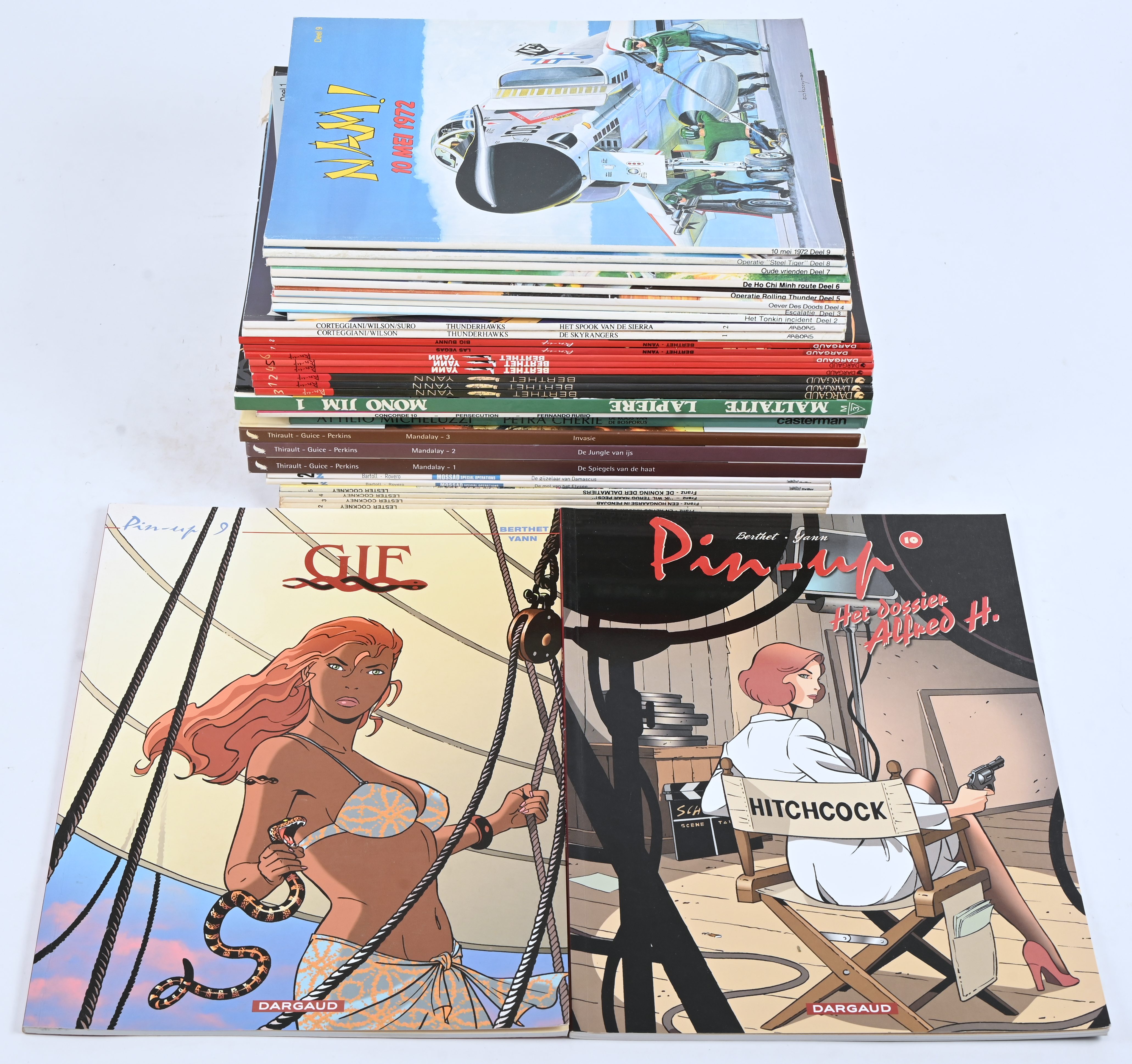 Een partij stripalbums met titels uit de reeksen: ‘Lester Cockney’ (5), ‘Mossad’ (2), ‘Odessa’ (1), ‘Mandalay’ (3 hardcovers), ‘Petra Cherie’ (1), ‘Persecution’ (1), ‘Mono Jim’ (1 hardcover), ‘Pin-Up’ (10), ‘Thunderhawks’ (2) en ‘Nam!’ (9). Mogelijk met geschreven markeringen op de kaft Een partij stripalbums met titels uit de reeksen: ‘Lester Cockney’ (5), ‘Mossad’ (2), ‘Odessa’ (1), ‘Mandalay’ (3 hardcovers), ‘Petra Cherie’ (1), ‘Persecution’ (1), ‘Mono Jim’ (1 hardcover), ‘Pin-Up’ (10), ‘Thunderhawks’ (2) en ‘Nam!’ (9). Mogelijk met geschreven markeringen op de kaft.