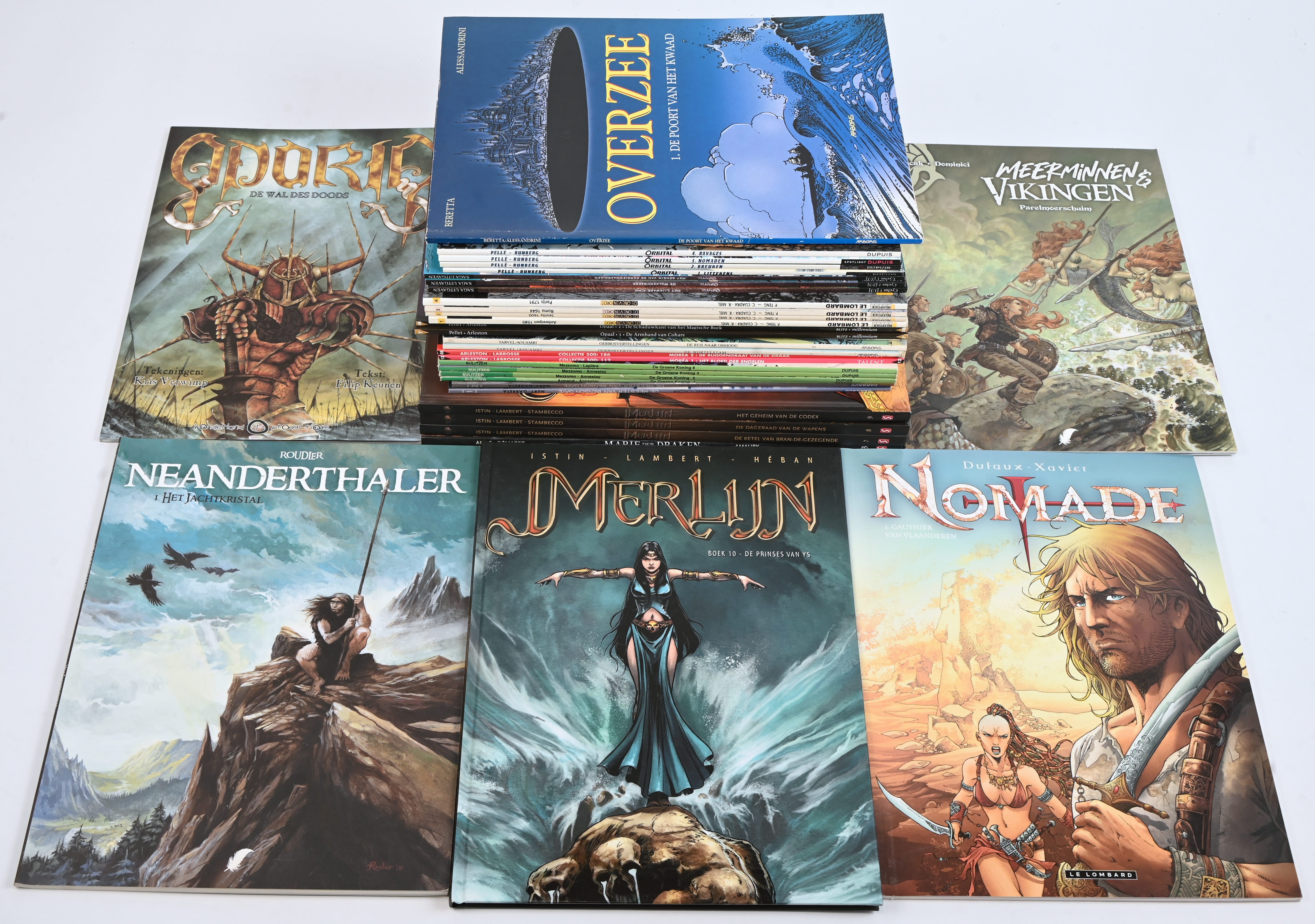 Een partij stripalbums met titels uit de reeksen: ‘DeMeester van Benson Gate’ (2), ‘De Groene Koning’ (4), ‘Moréa’ (2), ‘Oerbosvertellingen’ (3), ‘Opaal’ (2), ‘De Oneven Orde’ (4), ‘Osnira’ (3), ‘Orbital’ (4), ‘Overzee’ (1), ‘Odoric’ (1), ‘Meerminnen en Vikingen’ (1), ‘Nomade’ (1), ‘Neanderthaler’ (1), ‘Marie der Draken’ (1 hardcover) en ‘Merlijn’ (4 hardcovers). Mogelijk met geschreven markeringen op de kaft Een partij stripalbums met titels uit de reeksen: ‘DeMeester van Benson Gate’ (2), ‘De Groene Koning’ (4), ‘Moréa’ (2), ‘Oerbosvertellingen’ (3), ‘Opaal’ (2), ‘De Oneven Orde’ (4), ‘Osnira’ (3), ‘Orbital’ (4), ‘Overzee’ (1), ‘Odoric’ (1), ‘Meerminnen en Vikingen’ (1), ‘Nomade’ (1), ‘Neanderthaler’ (1), ‘Marie der Draken’ (1 hardcover) en ‘Merlijn’ (4 hardcovers). Mogelijk met geschreven markeringen op de kaft.