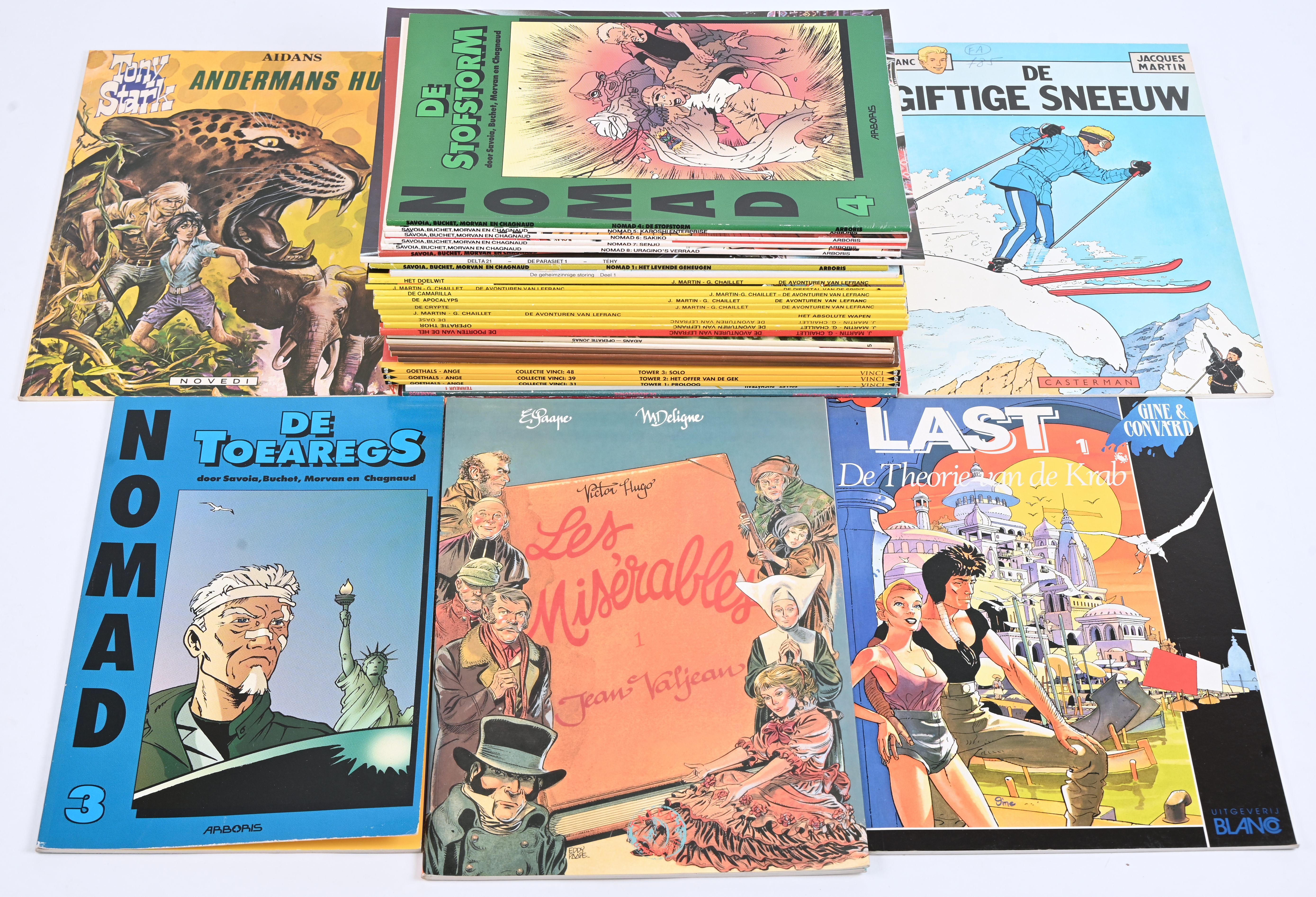Een partij stripalbums met titels uit de reeksen: ‘Thaneros’ (2), ‘Terreur’ (1), ‘Tower’ (3), ‘Roodmasker’ (1), ‘Tony Stark’ (6), ‘Lefranc’ (11), ‘Bruce Bullit’ (1), ‘Last’ (1), ‘Les Miserables’ (1), ‘De Parasiet’ (1) en Nomad’ (8). Mogelijk met geschreven markeringen op de kaft Een partij stripalbums met titels uit de reeksen: ‘Thaneros’ (2), ‘Terreur’ (1), ‘Tower’ (3), ‘Roodmasker’ (1), ‘Tony Stark’ (6), ‘Lefranc’ (11), ‘Bruce Bullit’ (1), ‘Last’ (1), ‘Les Miserables’ (1), ‘De Parasiet’ (1) en Nomad’ (8). Mogelijk met geschreven markeringen op de kaft.