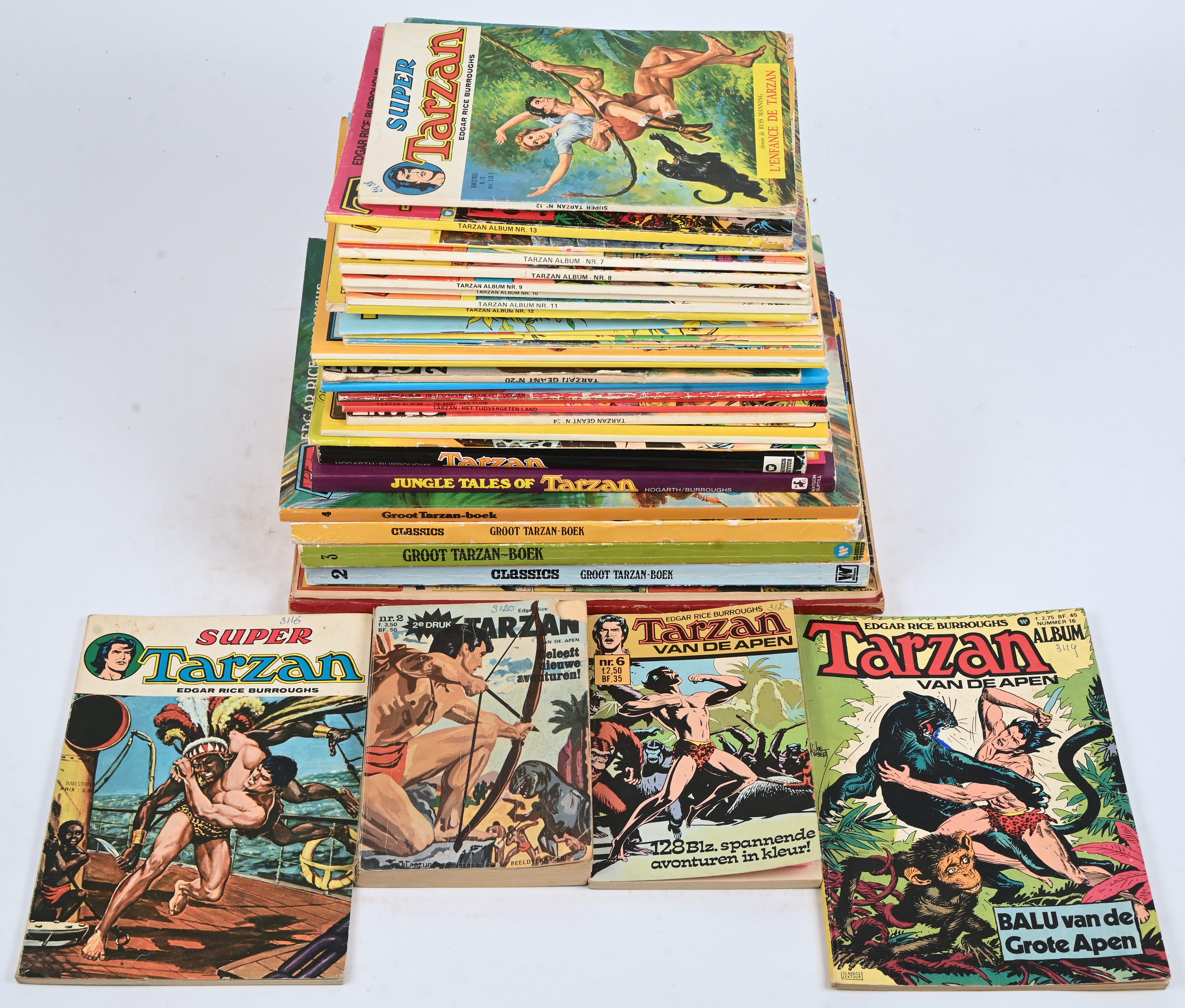 ‘Tarzan’ een partij strips gebaseerd op het personage bedacht door Edgar Rice Burroughs’. Verschillende scenaristen en tekenaars. Deels Frans en Engelstalig. Mogelijk met geschreven markeringen op de kaft ‘Tarzan’ een partij strips gebaseerd op het personage bedacht door Edgar Rice Burroughs’. Verschillende scenaristen en tekenaars. Deels Frans en Engelstalig. Mogelijk met geschreven markeringen op de kaft.