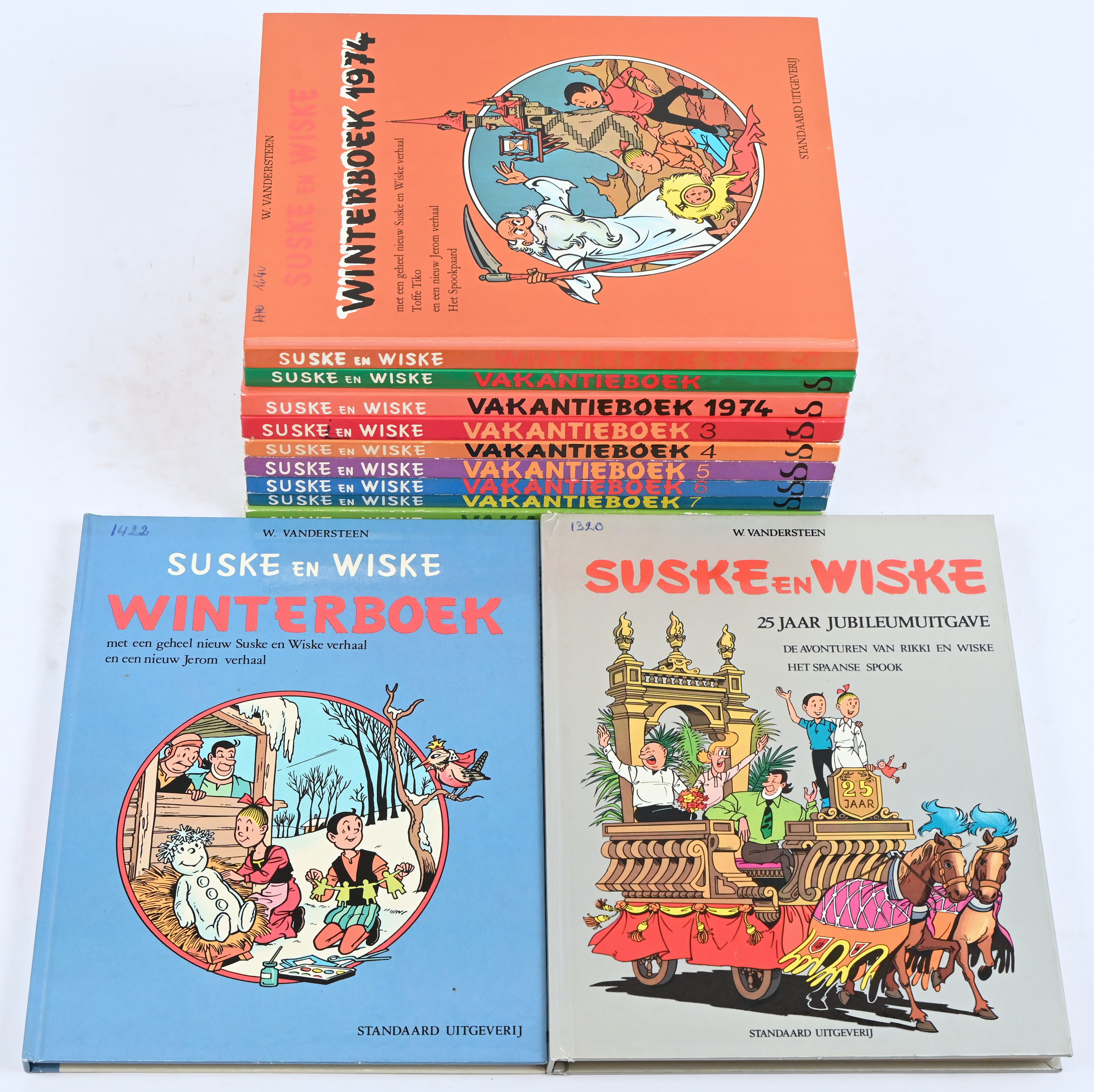 ‘Suske & Wiske’, vakantieboek 1973 en 1974, vakantieboek 3-8, winterboek 1973 en 1974 en ‘25 jaar Jubileumuitgave. Deels ingekleurd en met geschreven markeringen op de kaft ‘Suske & Wiske’, vakantieboek 1973 en 1974, vakantieboek 3-8, winterboek 1973 en 1974 en ‘25 jaar Jubileumuitgave. Deels ingekleurd en met geschreven markeringen op de kaft.