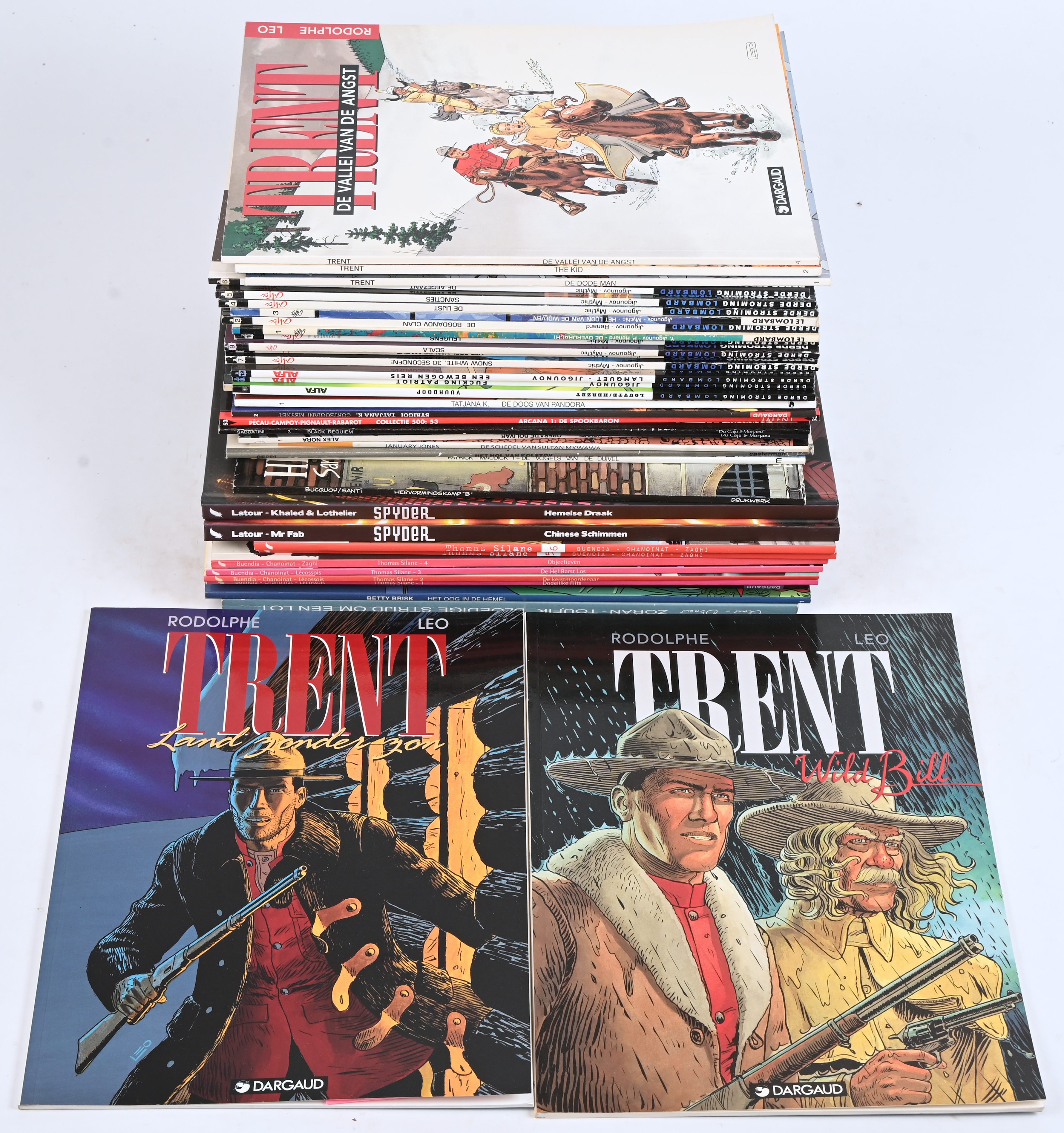 Een partij stripalbums met titels uit de reeksen: ‘Clair Obscuur’ (1), ‘Betty Brisk’ (1), ‘Agence Hardy’ (1), ‘Salsa Colombiana’ (1), ‘Thomas Silane’ (6), ‘Spyder’ (2 hardcovers), ‘Gerard Craen’ (1), ‘Patrick Maudick’ (1), ‘Stefan Ceppi’ (1), ‘Tommy Gun & Marion Lee’ (1), ‘Januari Jones’ (1), ‘Alex Nora’ (1), ‘Sabbatini’ (2), ‘Arcane’ (1), ‘Tatjana K.’ (2), ‘Alvin Norge’ (1), ‘Alfa’ (13) en ‘Trent’ (5). Mogelijk met geschreven markeringen op de kaft Een partij stripalbums met titels uit de reeksen: ‘Clair Obscuur’ (1), ‘Betty Brisk’ (1), ‘Agence Hardy’ (1), ‘Salsa Colombiana’ (1), ‘Thomas Silane’ (6), ‘Spyder’ (2 hardcovers), ‘Gerard Craen’ (1), ‘Patrick Maudick’ (1), ‘Stefan Ceppi’ (1), ‘Tommy Gun & Marion Lee’ (1), ‘Januari Jones’ (1), ‘Alex Nora’ (1), ‘Sabbatini’ (2), ‘Arcane’ (1), ‘Tatjana K.’ (2), ‘Alvin Norge’ (1), ‘Alfa’ (13) en ‘Trent’ (5). Mogelijk met geschreven markeringen op de kaft.