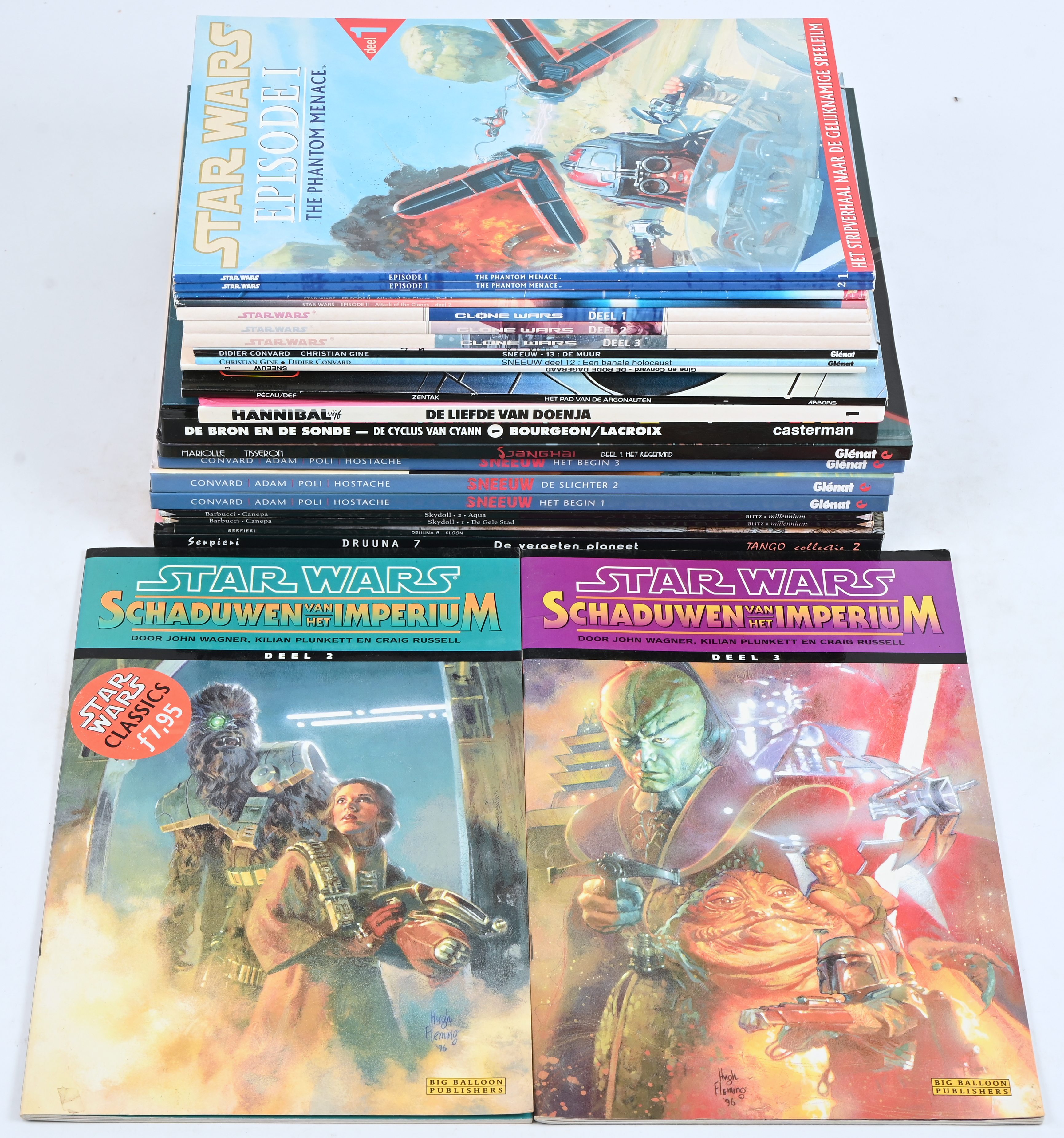 Een partij stripalbums met titels uit de reeksen: ‘Close Encounters of the Third Kind’ (1), ‘De Cyclus van Cyann’ (1 hardcover), Hannibal Vijf’ (1 hardcover), ‘Zentak’ (1), ‘Druuna’ (2 waarvan 1 hardcover), ‘Schaduwland’ (1), ‘Sky-Doll’ (2), ‘Sneeuw’ (6 waarvan 3 hardcover), ‘Star Wars’ (9) en ‘Shanghai’ (1 hardcover). Mogelijk met geschreven markeringen op de kaft Een partij stripalbums met titels uit de reeksen: ‘Close Encounters of the Third Kind’ (1), ‘De Cyclus van Cyann’ (1 hardcover), Hannibal Vijf’ (1 hardcover), ‘Zentak’ (1), ‘Druuna’ (2 waarvan 1 hardcover), ‘Schaduwland’ (1), ‘Sky-Doll’ (2), ‘Sneeuw’ (6 waarvan 3 hardcover), ‘Star Wars’ (9) en ‘Shanghai’ (1 hardcover). Mogelijk met geschreven markeringen op de kaft.