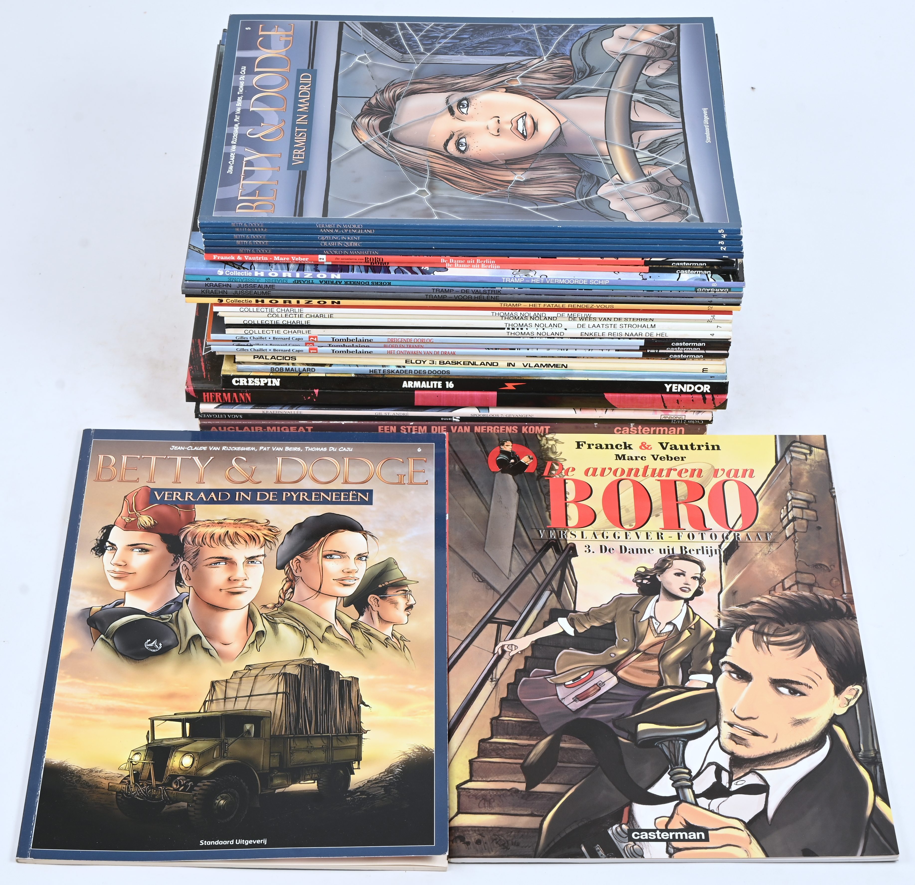 Een partij stripalbums met titels uit de reeksen: ‘Een Stem die van Nergens Komt’ (1), ‘Sienna’ (1), ‘St-André’ (2), ‘Sarajevo Tango’ (1 hardcover), ‘Armalite 16’ (1 hardcover), ‘Bob Maillard’ (1), ‘Eloy’ (1), ‘Tarawa’ (2), ‘Tarawa’ (1), ‘Tombelaine’ (3), ‘Thomas Noland’ (5), ‘Tramp’ (5), ‘Boro’ (3) en ‘Betty & Dodge’ (6). Mogelijk met geschreven markeringen op de kaft Een partij stripalbums met titels uit de reeksen: ‘Een Stem die van Nergens Komt’ (1), ‘Sienna’ (1), ‘St-André’ (2), ‘Sarajevo Tango’ (1 hardcover), ‘Armalite 16’ (1 hardcover), ‘Bob Maillard’ (1), ‘Eloy’ (1), ‘Tarawa’ (2), ‘Tarawa’ (1), ‘Tombelaine’ (3), ‘Thomas Noland’ (5), ‘Tramp’ (5), ‘Boro’ (3) en ‘Betty & Dodge’ (6). Mogelijk met geschreven markeringen op de kaft.