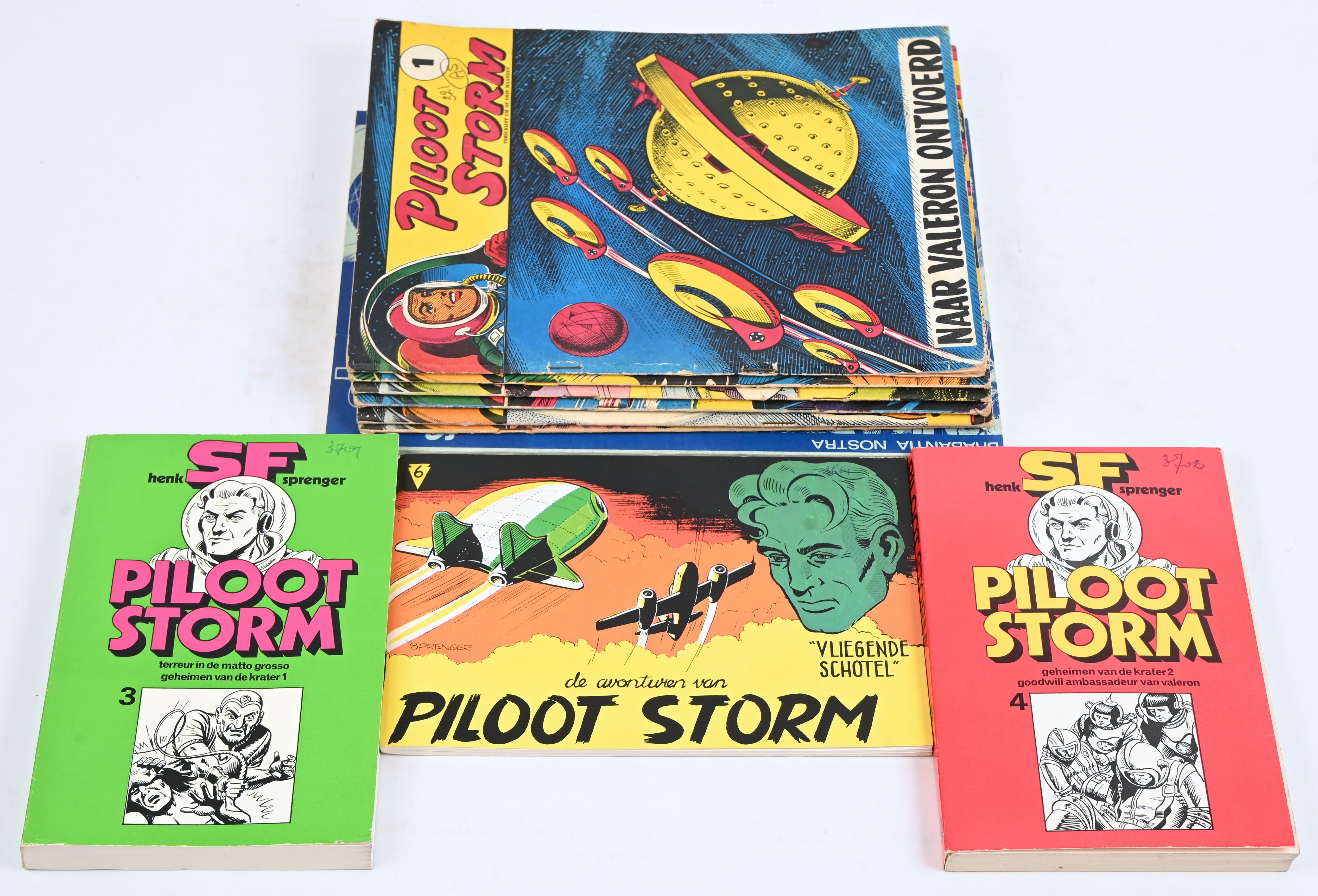 ‘Piloot Storm’, nr. 1-5 in eerste druk. Met geschreven markeringen op de kaft en kleurpotloodstrepen op de bladzijden. Toegevoegd: ‘Ciso, science fiction no 5-6/1-9-1971 en 3 titels van ‘SF, Piloot Storm’ door Henk Sprenger. Mogelijk met geschreven markeringen op de kaft ‘Piloot Storm’, nr. 1-5 in eerste druk. Met geschreven markeringen op de kaft en kleurpotloodstrepen op de bladzijden. Toegevoegd: ‘Ciso, science fiction no 5-6/1-9-1971 en 3 titels van ‘SF, Piloot Storm’ door Henk Sprenger. Mogelijk met geschreven markeringen op de kaft.