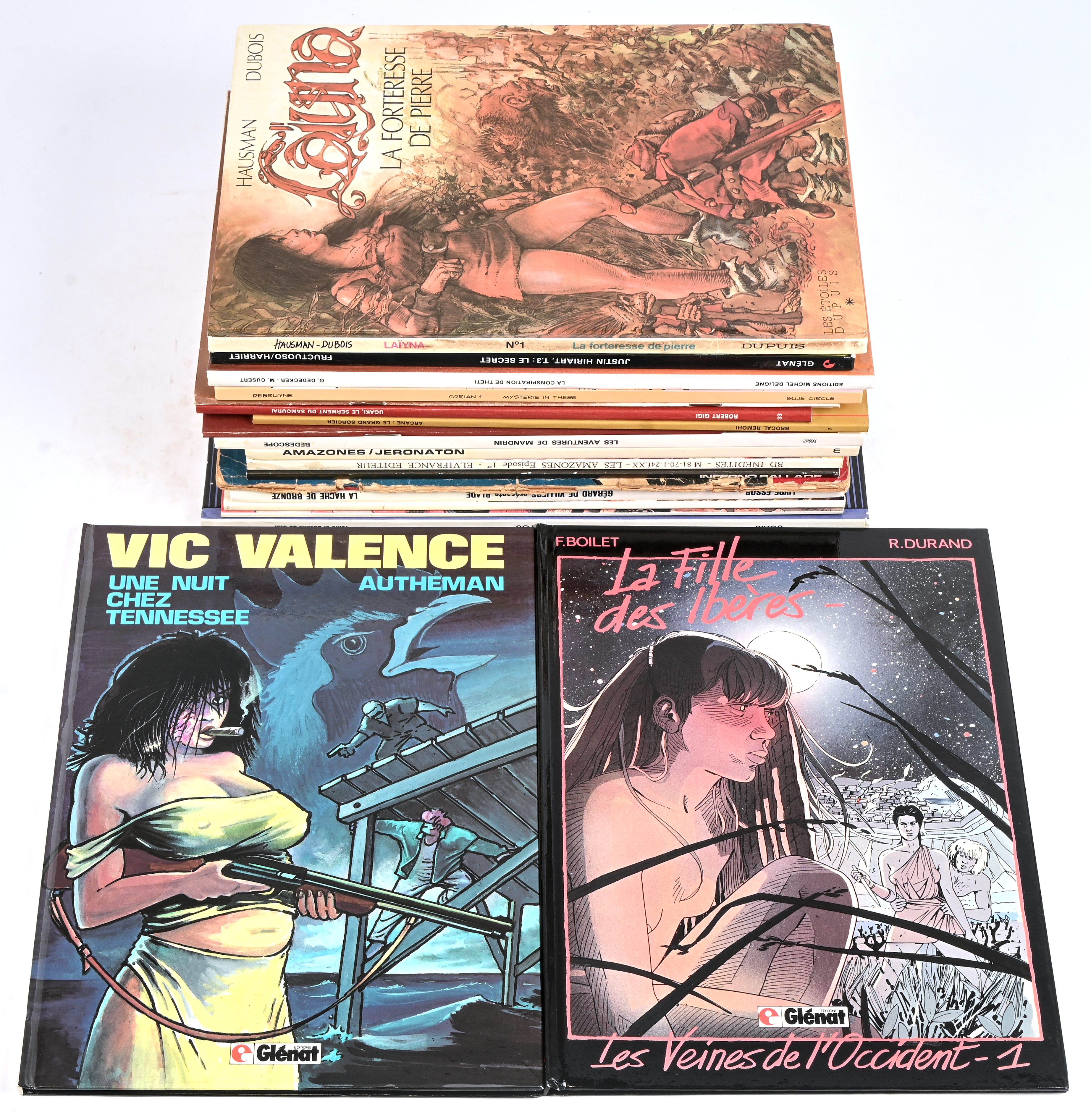 Een partij Franstalige stripalbums, grotendeels hardcover, met titels uit de reeksen: ‘Les Conquistadores de la Liberté’ (2), ‘Blade’ (1), Iseult’ (1), ‘Inferno Ballade’ (1), ‘Les Amazones’ (2), ‘Franz’ (1), ‘Tom Colby’ (1), ‘Brocal Remohi’ (1), ‘Ugaki’ (2), ‘Anaël’ (1), ‘Corian’ (1), ‘La Conspiration de Theti’ (1), ‘Justin Hiriart’ (1), ‘Laïyna’ (1), ‘La Fille des Ibères’ (1) en ‘Vic Valence’ (1). Mogelijk met geschreven markeringen op de kaft Een partij Franstalige stripalbums, grotendeels hardcover, met titels uit de reeksen: ‘Les Conquistadores de la Liberté’ (2), ‘Blade’ (1), Iseult’ (1), ‘Inferno Ballade’ (1), ‘Les Amazones’ (2), ‘Franz’ (1), ‘Tom Colby’ (1), ‘Brocal Remohi’ (1), ‘Ugaki’ (2), ‘Anaël’ (1), ‘Corian’ (1), ‘La Conspiration de Theti’ (1), ‘Justin Hiriart’ (1), ‘Laïyna’ (1), ‘La Fille des Ibères’ (1) en ‘Vic Valence’ (1). Mogelijk met geschreven markeringen op de kaft.