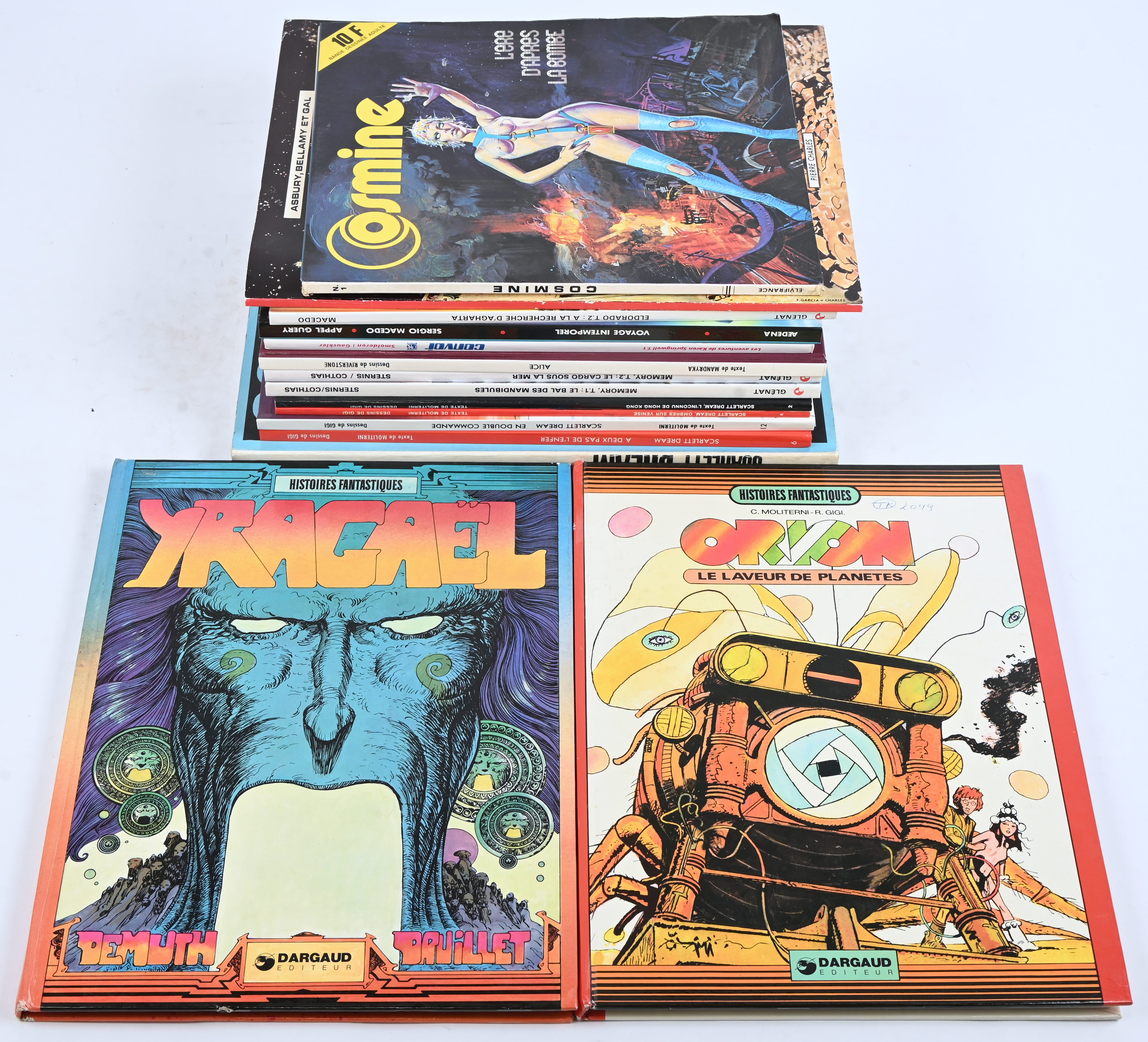 Een partij Franstalige stripalbums, grotendeels hardcover, met titels uit de reeksen: ‘Scarlett’ (5), ‘Memory’ (2), ‘Alice’ (1), ‘Convoi’ (1), ‘Voyage Intemporel’ (1), ‘Eldorado’ (1), ‘Cosmine’ (1), ‘Garth’ (1), ‘Orion’ (1) en ‘Zragael’ (1). Mogelijk met geschreven markeringen op de kaft Een partij Franstalige stripalbums, grotendeels hardcover, met titels uit de reeksen: ‘Scarlett’ (5), ‘Memory’ (2), ‘Alice’ (1), ‘Convoi’ (1), ‘Voyage Intemporel’ (1), ‘Eldorado’ (1), ‘Cosmine’ (1), ‘Garth’ (1), ‘Orion’ (1) en ‘Zragael’ (1). Mogelijk met geschreven markeringen op de kaft.