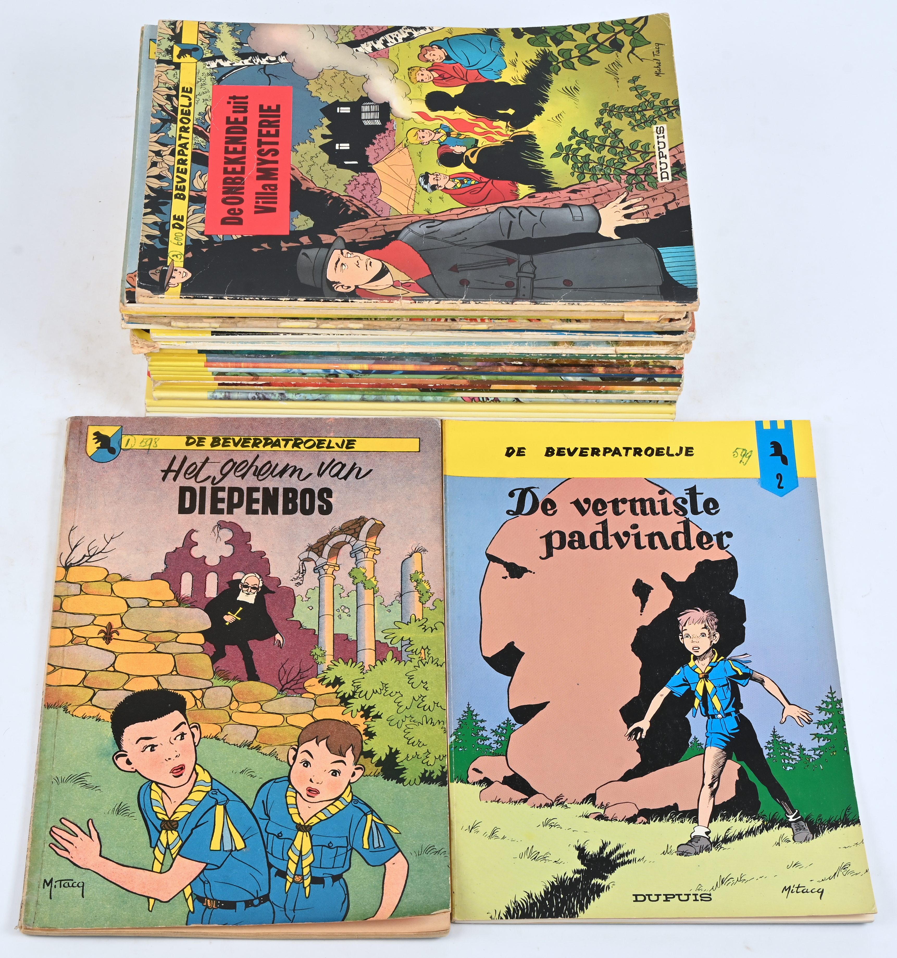 ‘De Beverpatroelje’, 22 titels uit de reeks bedacht door Charlier en Tacq. Mogelijk met geschreven markeringen op de kaft ‘De Beverpatroelje’, 22 titels uit de reeks bedacht door Charlier en Tacq. Mogelijk met geschreven markeringen op de kaft.