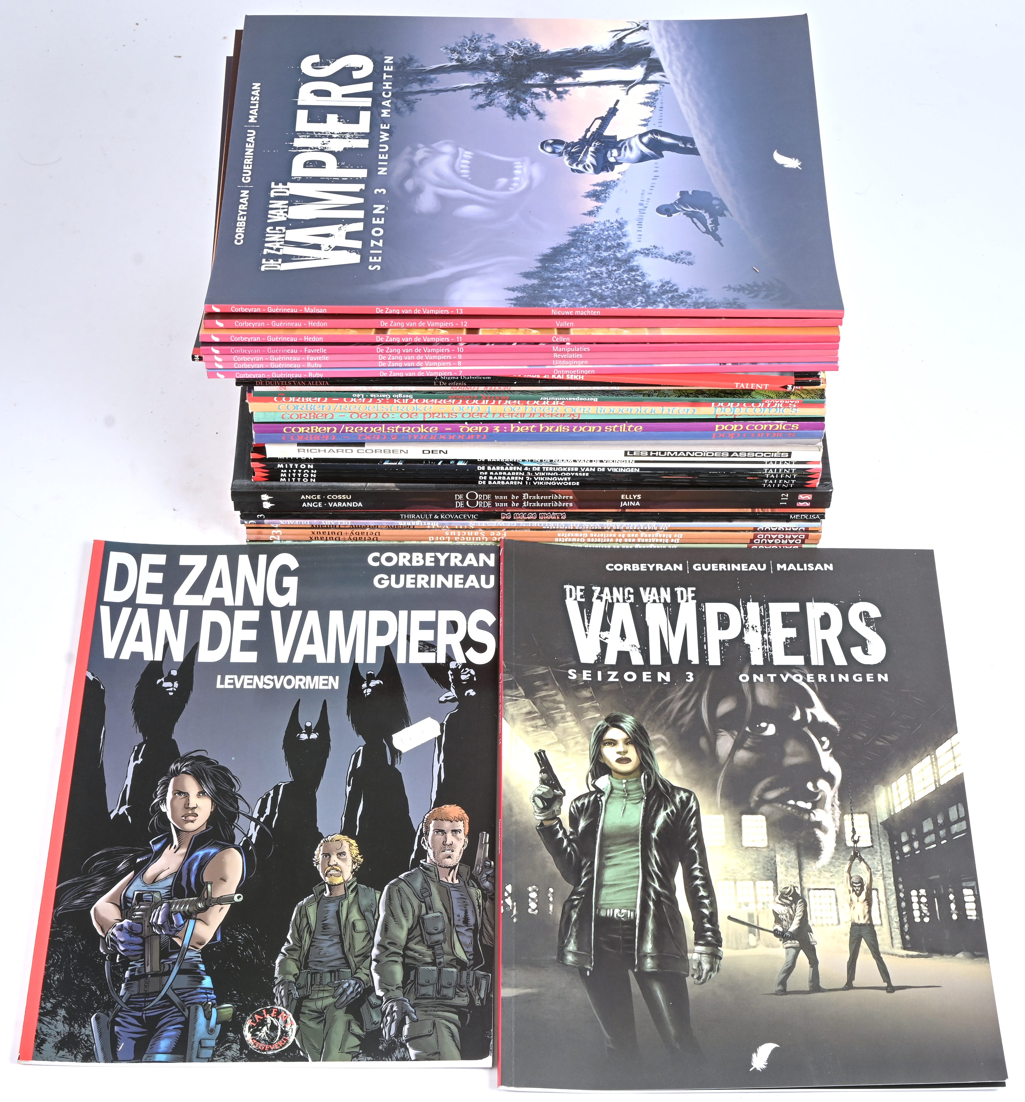 Een partij stripalbums met titels uit de reeksen: ‘De Klaagzang van de Verloren Gewesten’ (5), ‘De Kiem va de Waanzin’ (1), ‘De Helse Meute’ (1), ‘De Orde’ (2 hardcovers), ‘De Barbaren’ (6), ‘Den’ (6), ‘Dexter London’ (2), ‘De Duivels van Alexia’ (4), ‘De Jaden Lotus’ (2) en ‘De Zang van de Vampiers’ (9). Mogelijk met geschreven markeringen op de kaft Een partij stripalbums met titels uit de reeksen: ‘De Klaagzang van de Verloren Gewesten’ (5), ‘De Kiem va de Waanzin’ (1), ‘De Helse Meute’ (1), ‘De Orde’ (2 hardcovers), ‘De Barbaren’ (6), ‘Den’ (6), ‘Dexter London’ (2), ‘De Duivels van Alexia’ (4), ‘De Jaden Lotus’ (2) en ‘De Zang van de Vampiers’ (9). Mogelijk met geschreven markeringen op de kaft.