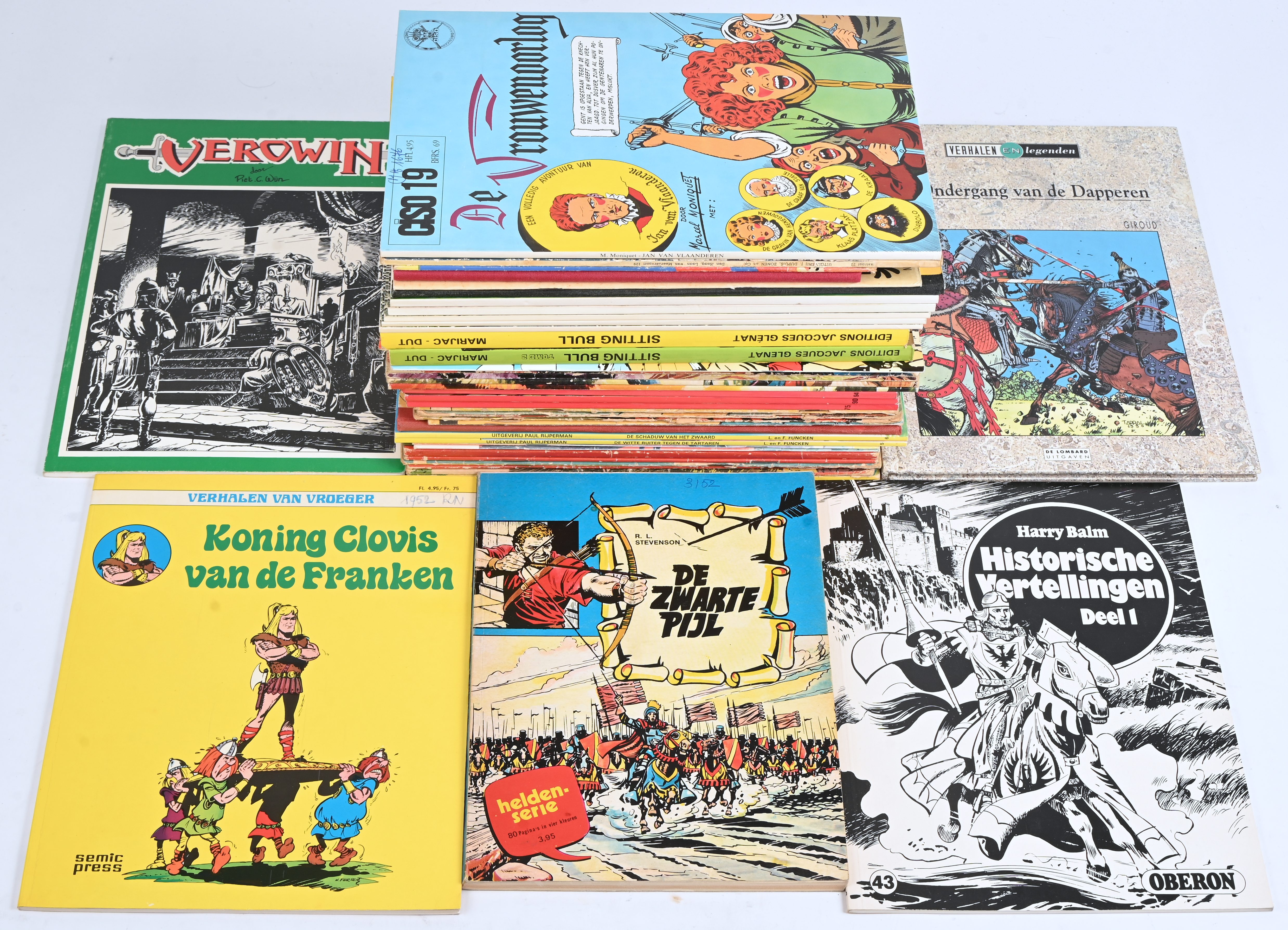 Een partij stripalbums met titels uit de reeksen: ‘Zilveren Vlam’ (2), ‘De Witte Ruiter’ (9 waarvan 2 Franstalig en 1 hardcover), ‘ De Dappere Musketier’ (7), ‘Sandokan’ (4), ‘Simon le Danseur’ (2 franstalig), ‘Sitting Bull’ (2 Franstalig), ‘Senmoet’ (4), ‘Sam D. Howard’ (1), ‘Xander’ (1), ‘Yaba Dap’ (1), ‘Buldog-Boek’ (1 hardcover), ‘Wim Rits & Jan Blok’ (1), ‘Witte Helm’ (1), ‘De Vrouwenoorlog’ (1), ‘Verhalen van Vroeger’ (1), ‘Verowin’ (1), ‘Historische Vertellingen’ (1), ‘De Zwarte Pijl’ (1) ‘n ‘Verhalen en Legenden’ (1 hardcover). Mogelijk met geschreven markeringen op de kaft Een partij stripalbums met titels uit de reeksen: ‘Zilveren Vlam’ (2), ‘De Witte Ruiter’ (9 waarvan 2 Franstalig en 1 hardcover), ‘ De Dappere Musketier’ (7), ‘Sandokan’ (4), ‘Simon le Danseur’ (2 franstalig), ‘Sitting Bull’ (2 Franstalig), ‘Senmoet’ (4), ‘Sam D. Howard’ (1), ‘Xander’ (1), ‘Yaba Dap’ (1), ‘Buldog-Boek’ (1 hardcover), ‘Wim Rits & Jan Blok’ (1), ‘Witte Helm’ (1), ‘De Vrouwenoorlog’ (1), ‘Verhalen van Vroeger’ (1), ‘Verowin’ (1), ‘Historische Vertellingen’ (1), ‘De Zwarte Pijl’ (1) ‘n ‘Verhalen en Legenden’ (1 hardcover). Mogelijk met geschreven markeringen op de kaft.