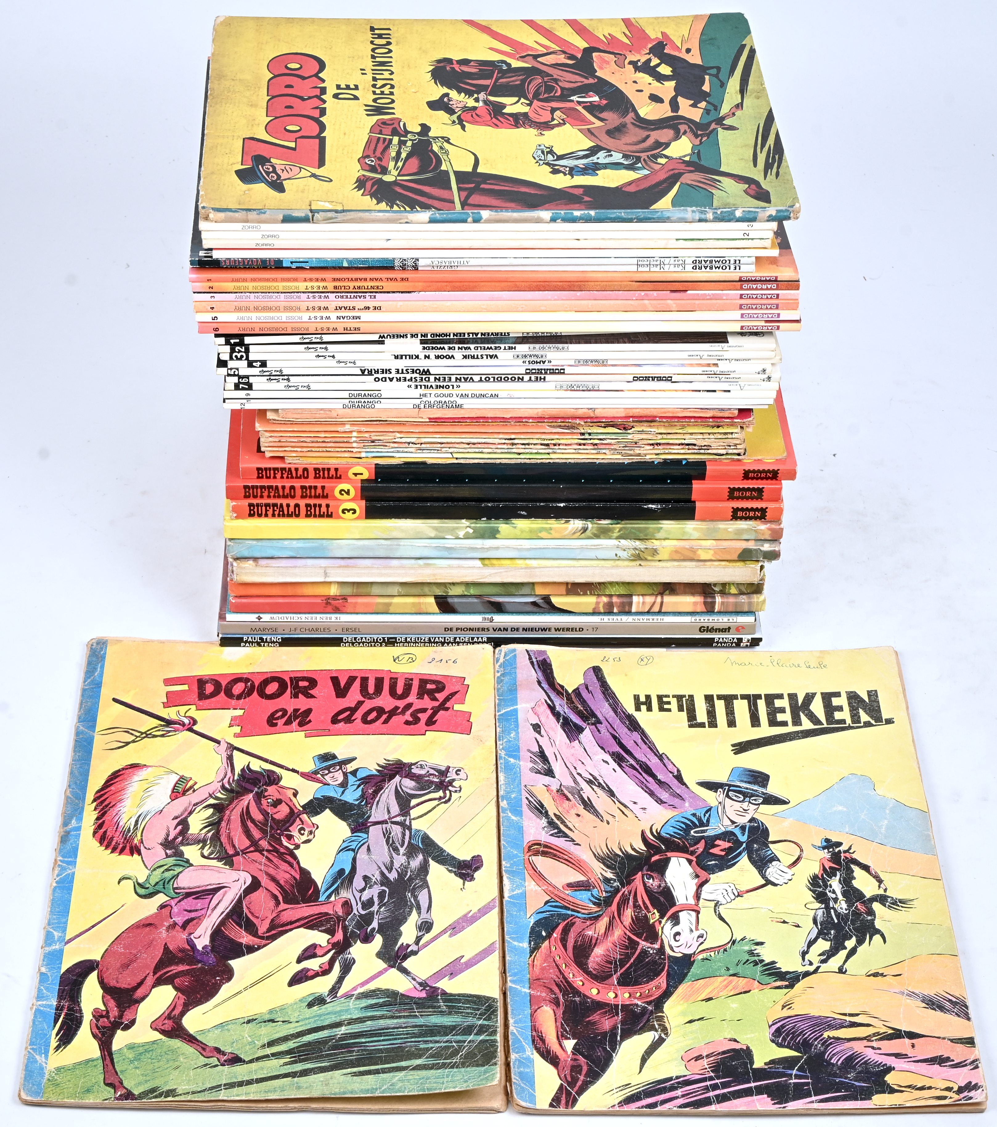 Een partij stripalbums met als thema: ‘Western’. Verschillende auteurs en uitgeverijen, deels Franstalig/hardcover. Mogelijk met geschreven markeringen op de kaft Een partij stripalbums met als thema: ‘Western’. Verschillende auteurs en uitgeverijen, deels Franstalig/hardcover. Mogelijk met geschreven markeringen op de kaft.