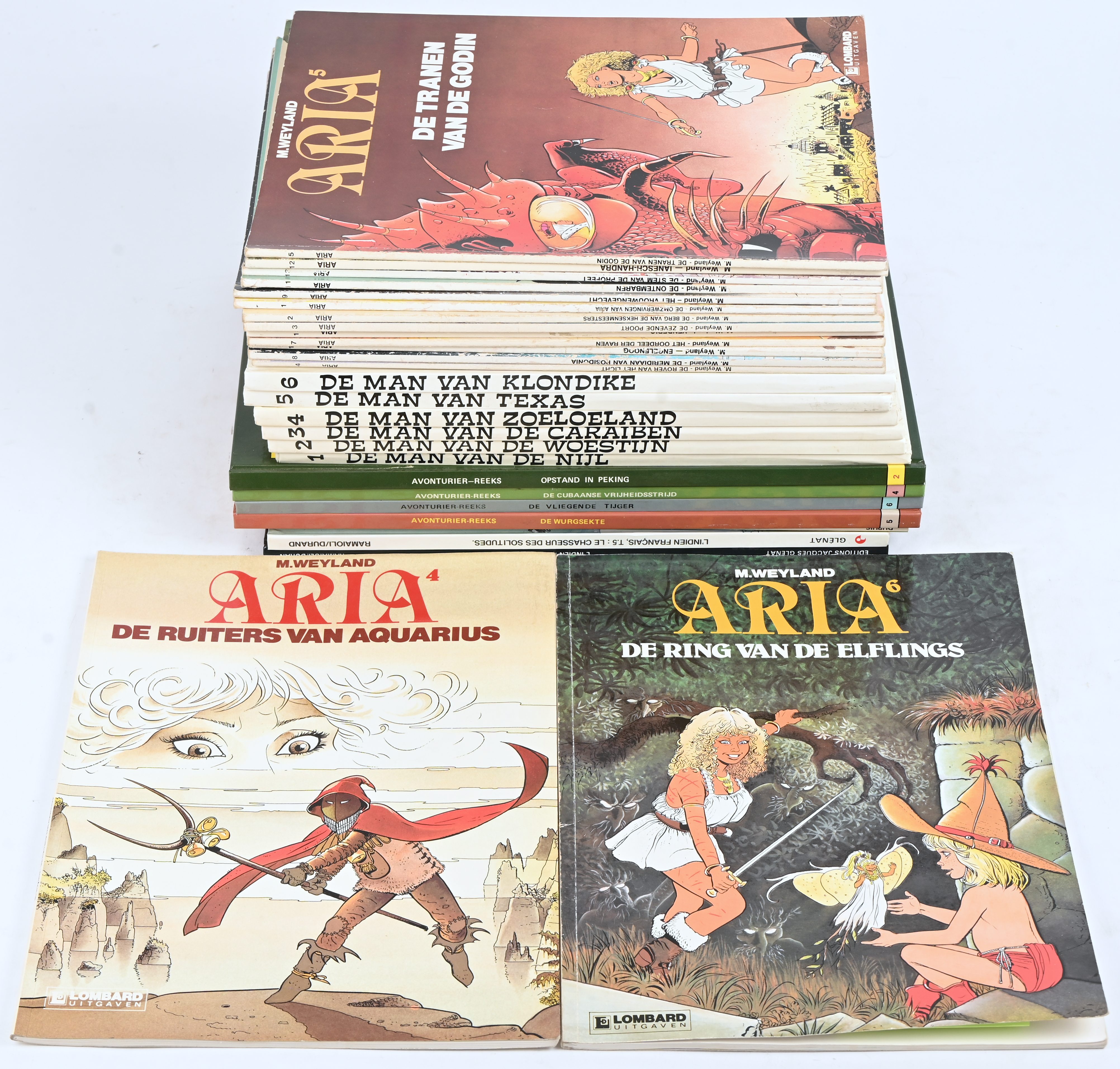 Een partij stripalbums met titels uit de reeksen: ‘De Franse Indiaan’ (3 waarvan 2 Franstalige hardcovers), ‘Avonturier Reeks’ (4 hardcovers), ‘Een Man Een Avontuur’ (6 hardcovers, verschillende auteurs) en ‘Aria’ (15). Mogelijk met geschreven markeringen op de kaft Een partij stripalbums met titels uit de reeksen: ‘De Franse Indiaan’ (3 waarvan 2 Franstalige hardcovers), ‘Avonturier Reeks’ (4 hardcovers), ‘Een Man Een Avontuur’ (6 hardcovers, verschillende auteurs) en ‘Aria’ (15). Mogelijk met geschreven markeringen op de kaft.