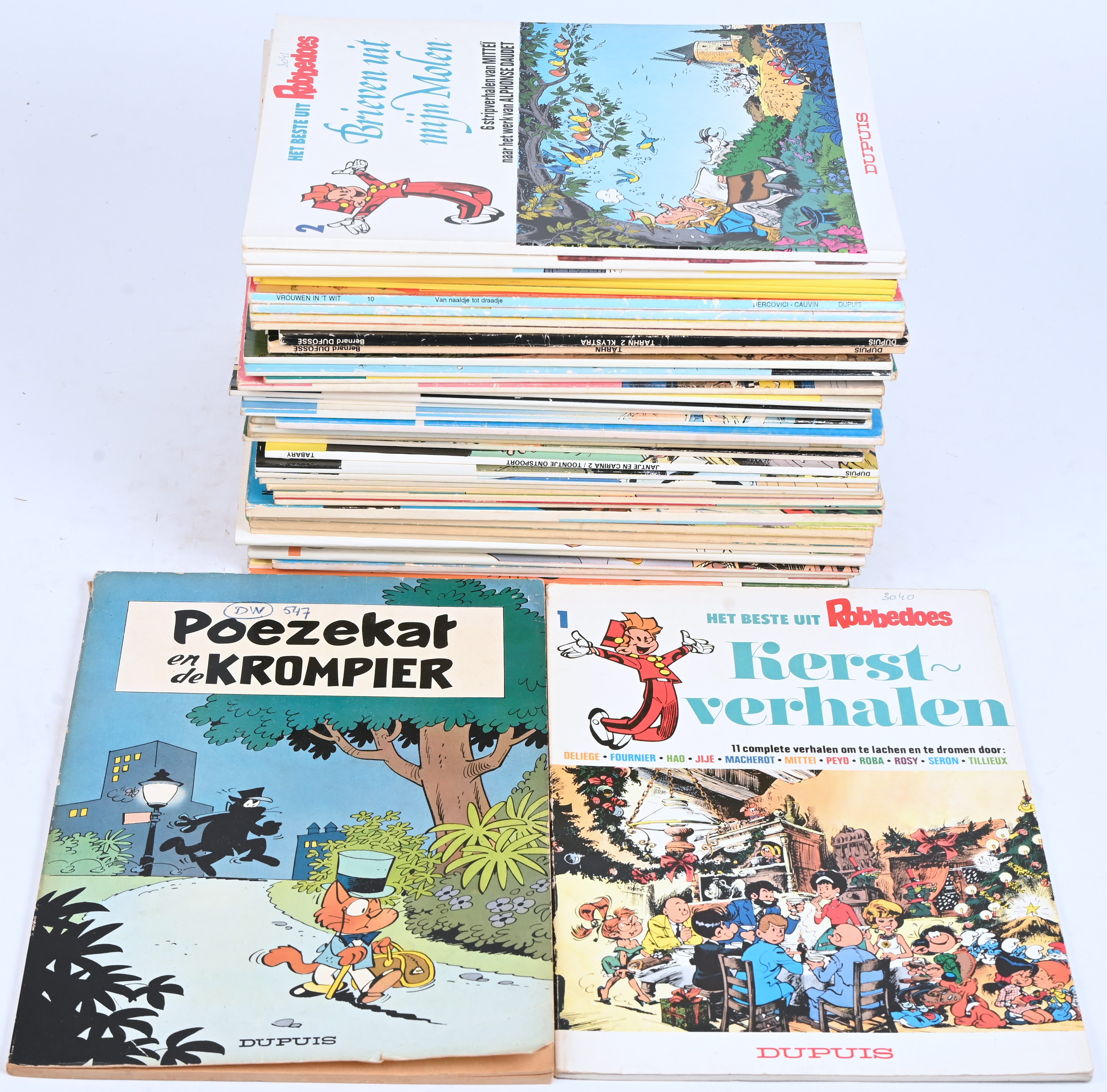 Een gemengde partij stripalbums uitgegeven door Dupuis, ong. 45 albums. In redelijke tot goede staat. Mogelijk met geschreven markeringen op de kaft Een gemengde partij stripalbums uitgegeven door Dupuis, ong. 45 albums. In redelijke tot goede staat. Mogelijk met geschreven markeringen op de kaft.