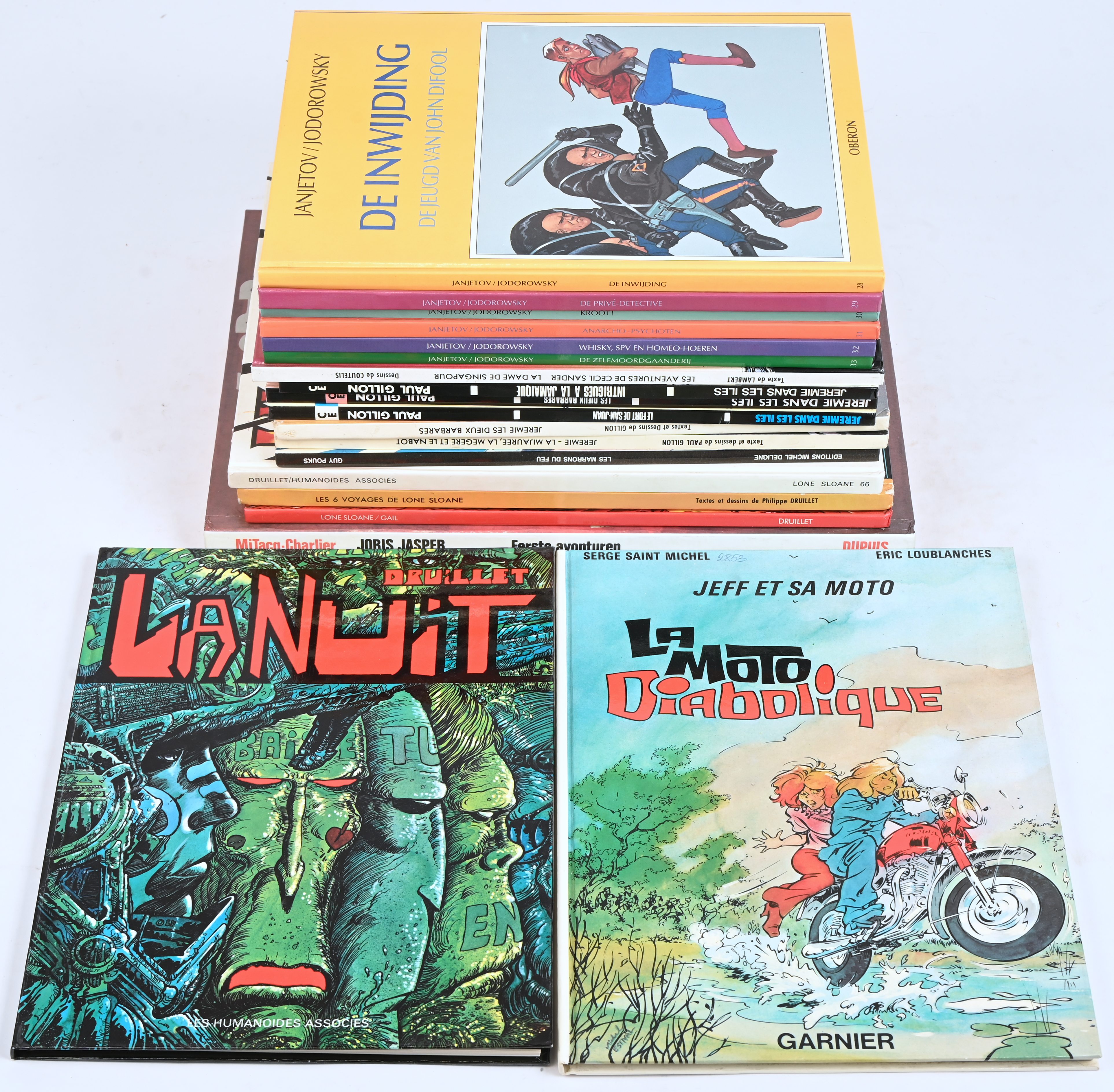 Een gevarieerd lot hardcover strips. Met o.a. titels uit de reeksen: ‘Jeremie (Franstalig), ‘De Jeugd van John Difool’, ‘Les Humanoides Associes’ en anderen. Mogelijk met geschreven markeringen op de kaft Een gevarieerd lot hardcover strips. Met o.a. titels uit de reeksen: ‘Jeremie (Franstalig), ‘De Jeugd van John Difool’, ‘Les Humanoides Associes’ en anderen. Mogelijk met geschreven markeringen op de kaft.