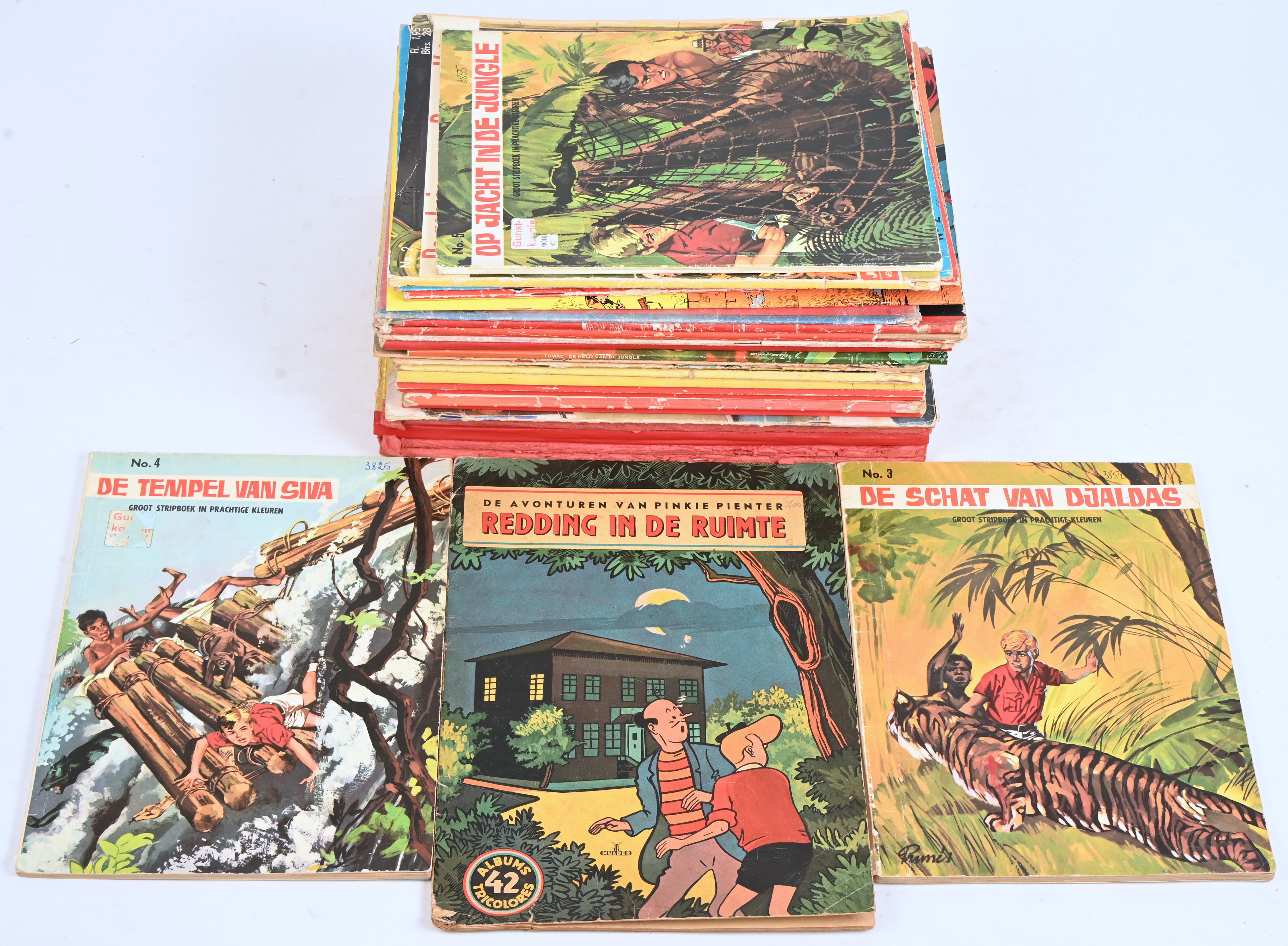 Een gevarieerd lot vintage strips. Met o.a. titels uit de reeksen: ‘Barbie’, Tommy Tuller’, De Familie Kleester’, ‘Pinkie Pienter’ en anderen. In matige tot slechte staat. Mogelijk met geschreven markeringen op de kaft Een gevarieerd lot vintage strips. Met o.a. titels uit de reeksen: ‘Barbie’, Tommy Tuller’, De Familie Kleester’, ‘Pinkie Pienter’ en anderen. In matige tot slechte staat. Mogelijk met geschreven markeringen op de kaft.