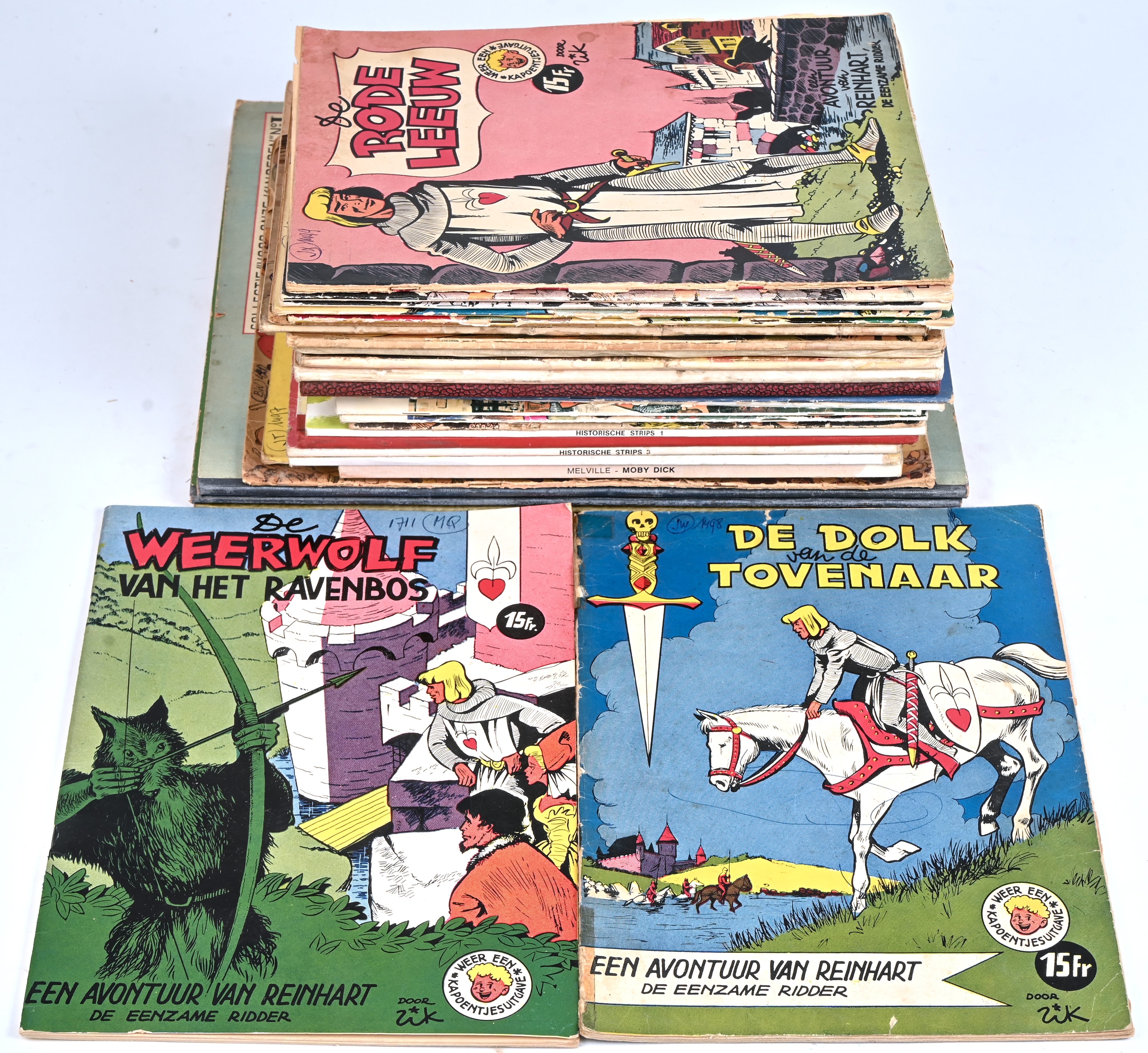 Een gevarieerd lot vintage strips. Met o.a. titels uit de reeksen: ‘Voor onze Kinderen’, De Blauwe Sperwer’, ‘Reinhart’, ‘Ridder Geert’ en anderen. In matige tot slechte staat. Mogelijk met geschreven markeringen op de kaft Een gevarieerd lot vintage strips. Met o.a. titels uit de reeksen: ‘Voor onze Kinderen’, De Blauwe Sperwer’, ‘Reinhart’, ‘Ridder Geert’ en anderen. In matige tot slechte staat. Mogelijk met geschreven markeringen op de kaft.