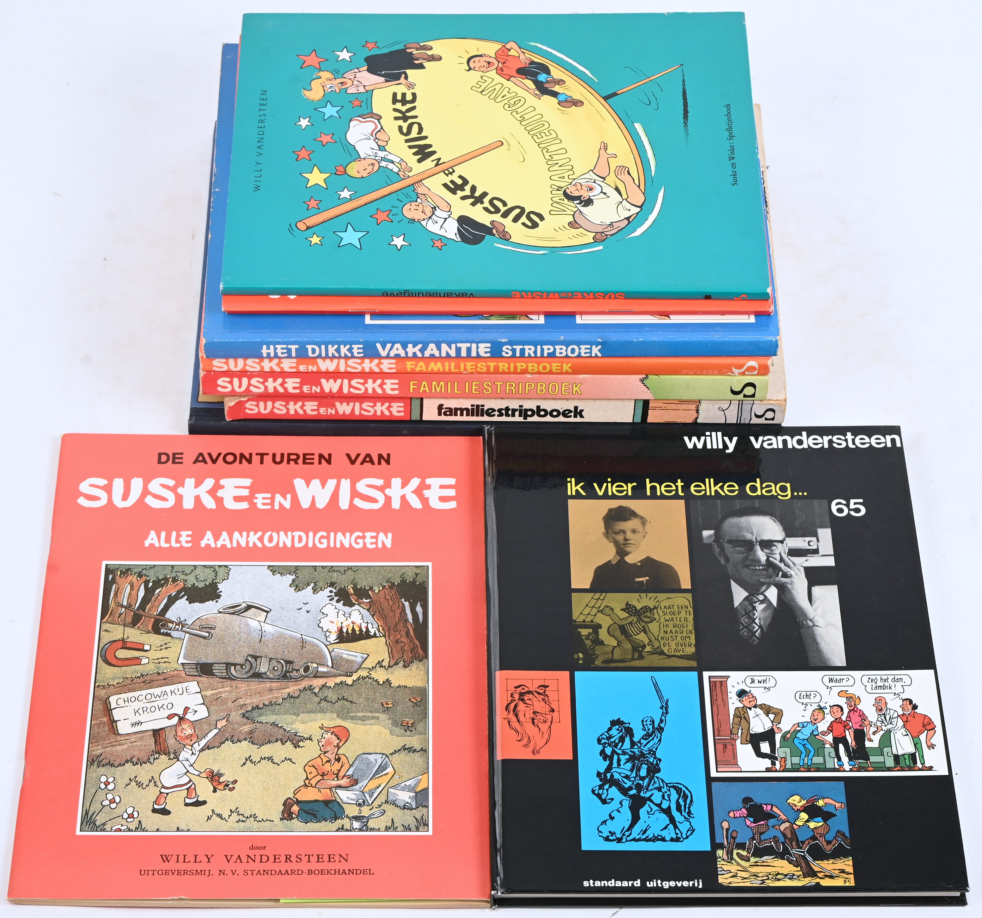 ‘Suske en Wiske’, een partij albums bestaande uit drie ‘Familiestripboeken’, drie ‘Vakantieboeken’, ‘De Sterrenplukkenrs met raadsels en spellen’, ‘Ik Vier Het Elke Dag’ een biografische uitgave, een herdruk van ‘Het Spaanse Spook’ en ‘Alle Aankondigingen’. Mogelijk met geschreven markeringen op de kaft ‘Suske en Wiske’, een partij albums bestaande uit drie ‘Familiestripboeken’, drie ‘Vakantieboeken’, ‘De Sterrenplukkenrs met raadsels en spellen’, ‘Ik Vier Het Elke Dag’ een biografische uitgave, een herdruk van ‘Het Spaanse Spook’ en ‘Alle Aankondigingen’. Mogelijk met geschreven markeringen op de kaft.