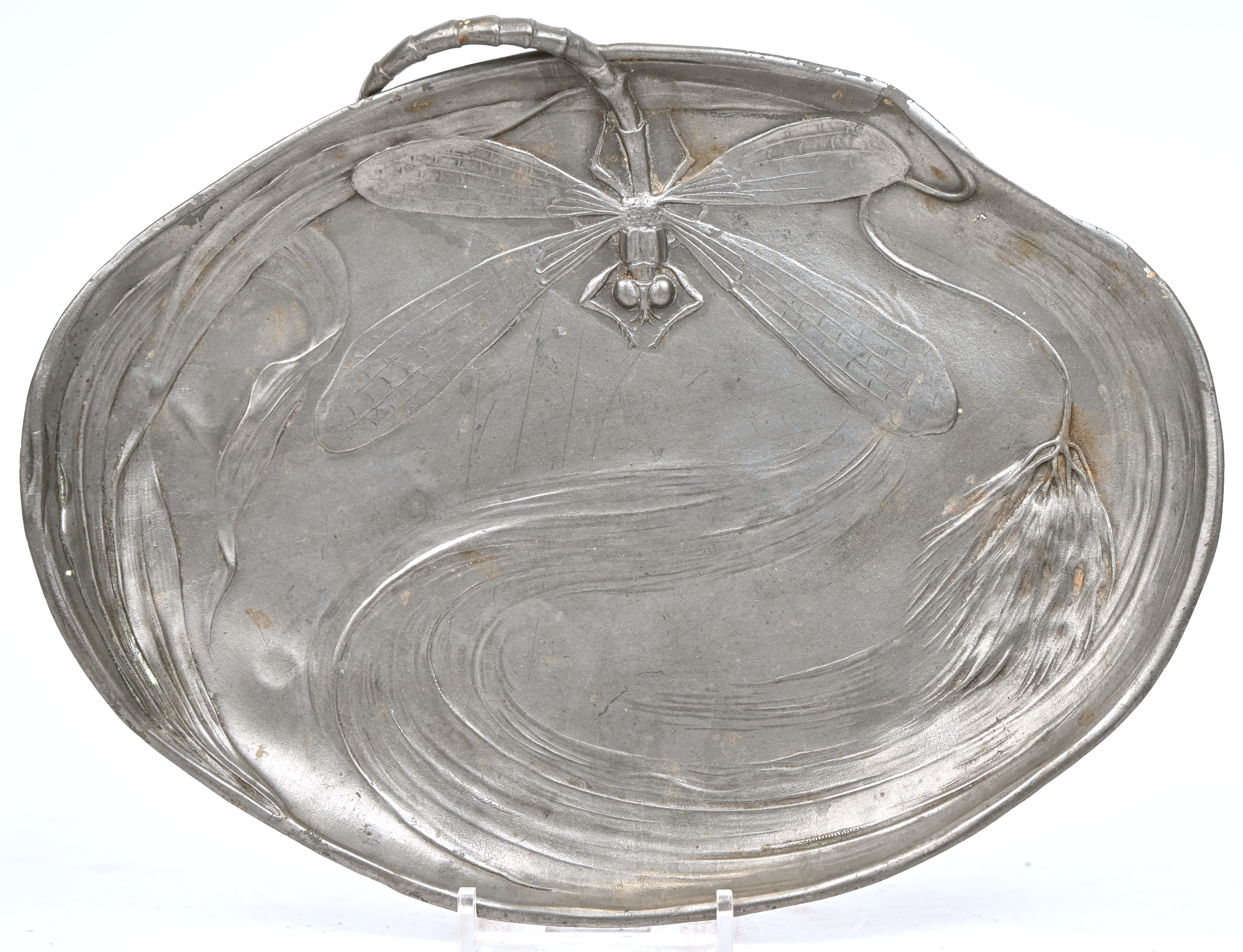 Een tinnen schaaltje met de afbeelding van een libelle, art nouveau, niet gemerkt Een tinnen schaaltje met de afbeelding van een libelle, art nouveau, niet gemerkt.