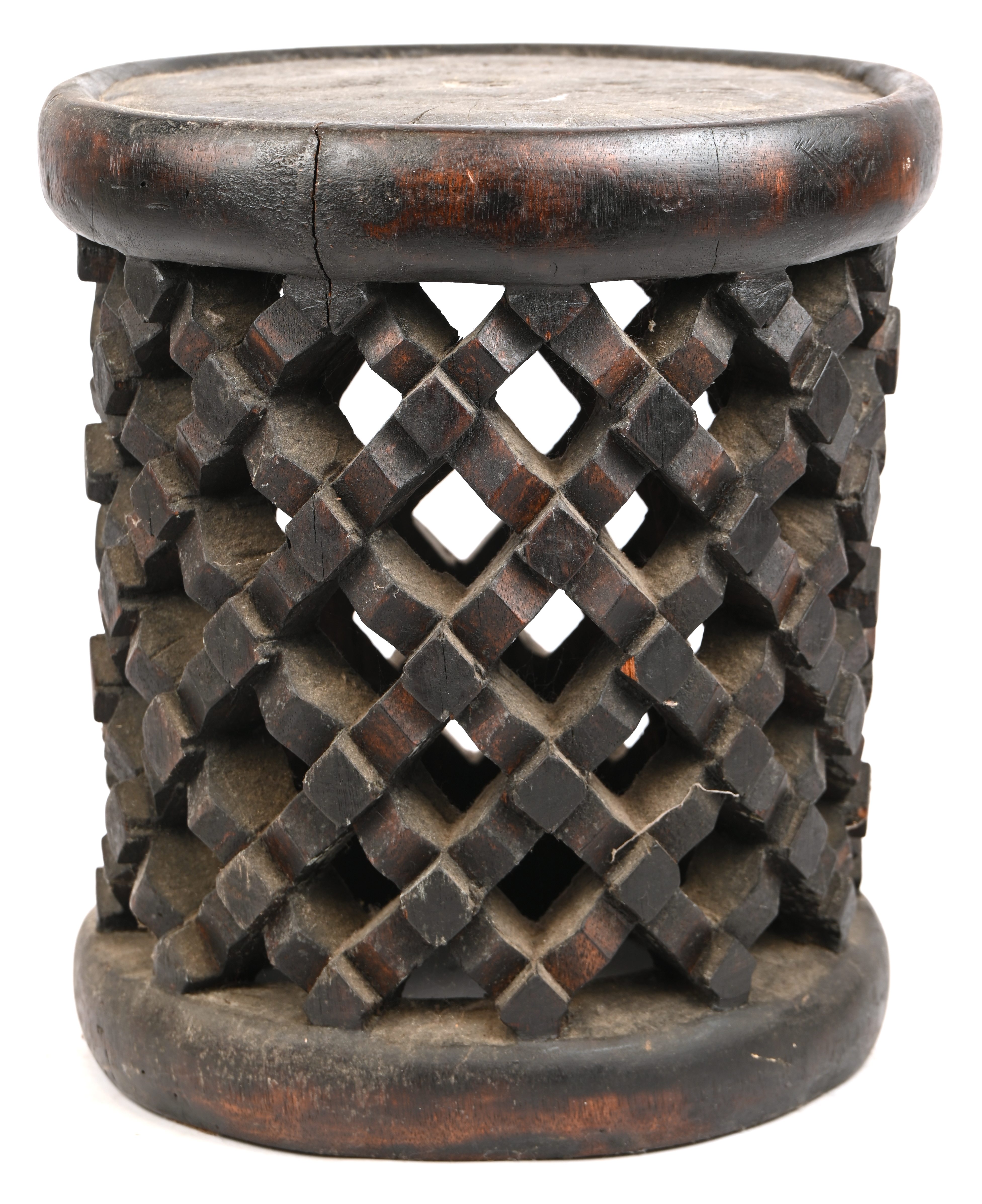 Een Afrikaanse handgesneden Bamileke-kruk (Spider Stool). Kameroen Een Afrikaanse handgesneden Bamileke-kruk (Spider Stool). Kameroen.