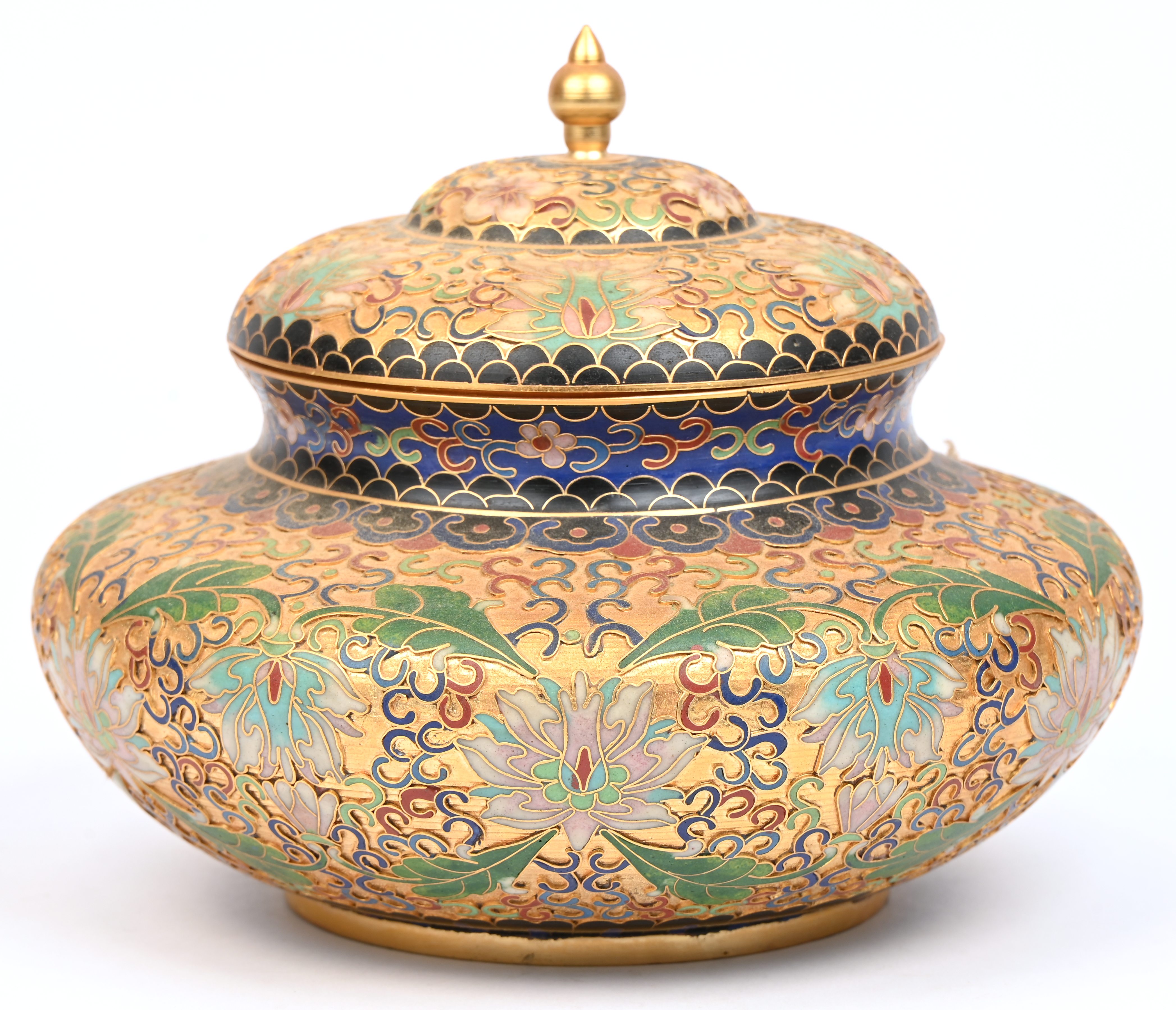 Een cloisonné dekselpot met floraal decor Een cloisonné dekselpot met floraal decor.