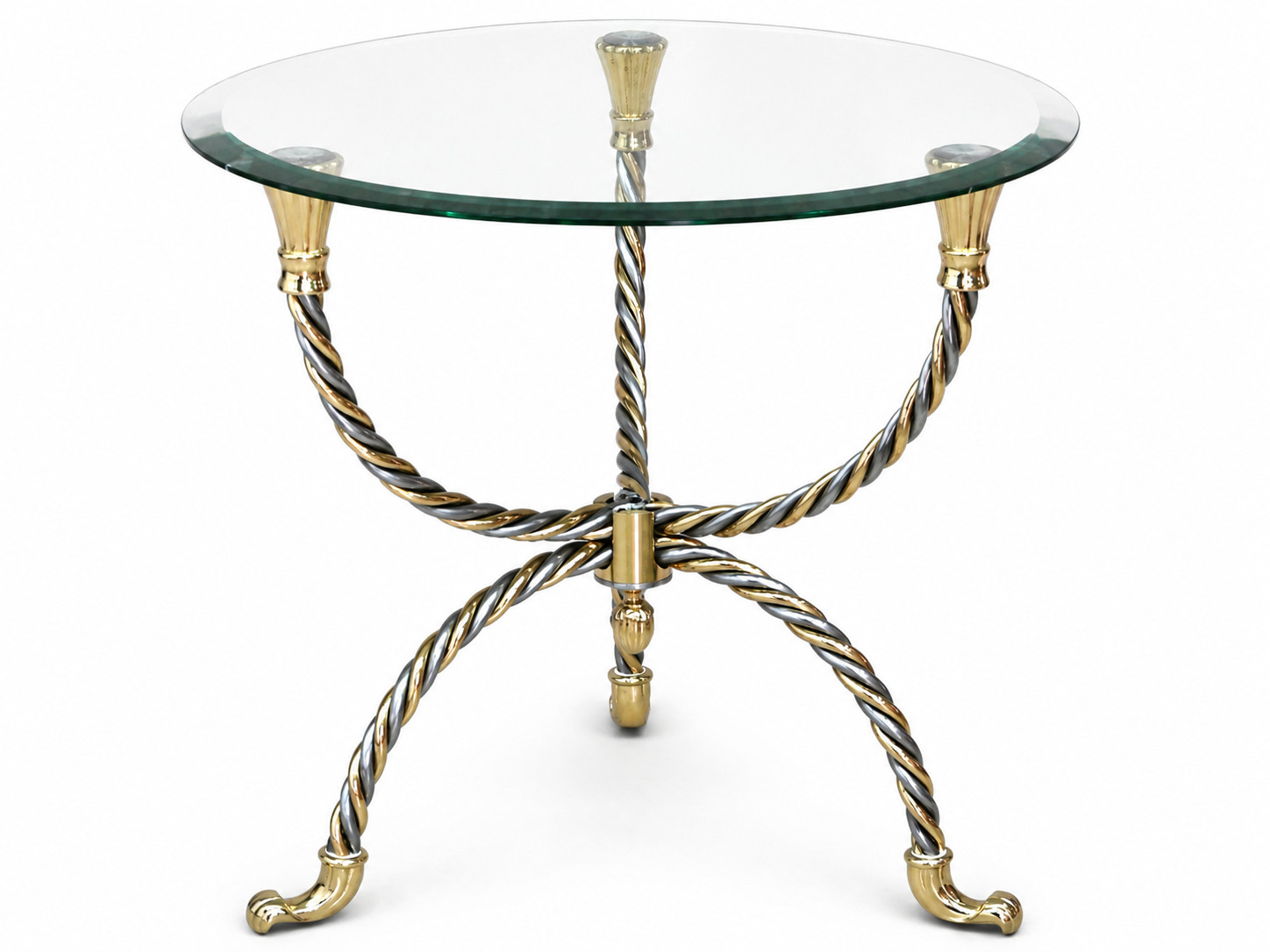 Een rond bijzettafeltje in Hollywood Regency stijl, van goudkleurig en verchroomd metaal. Het geslepen glazen blad heeft schilferschade Een rond bijzettafeltje in Hollywood Regency stijl, van goudkleurig en verchroomd metaal. Het geslepen glazen blad heeft schilferschade.
