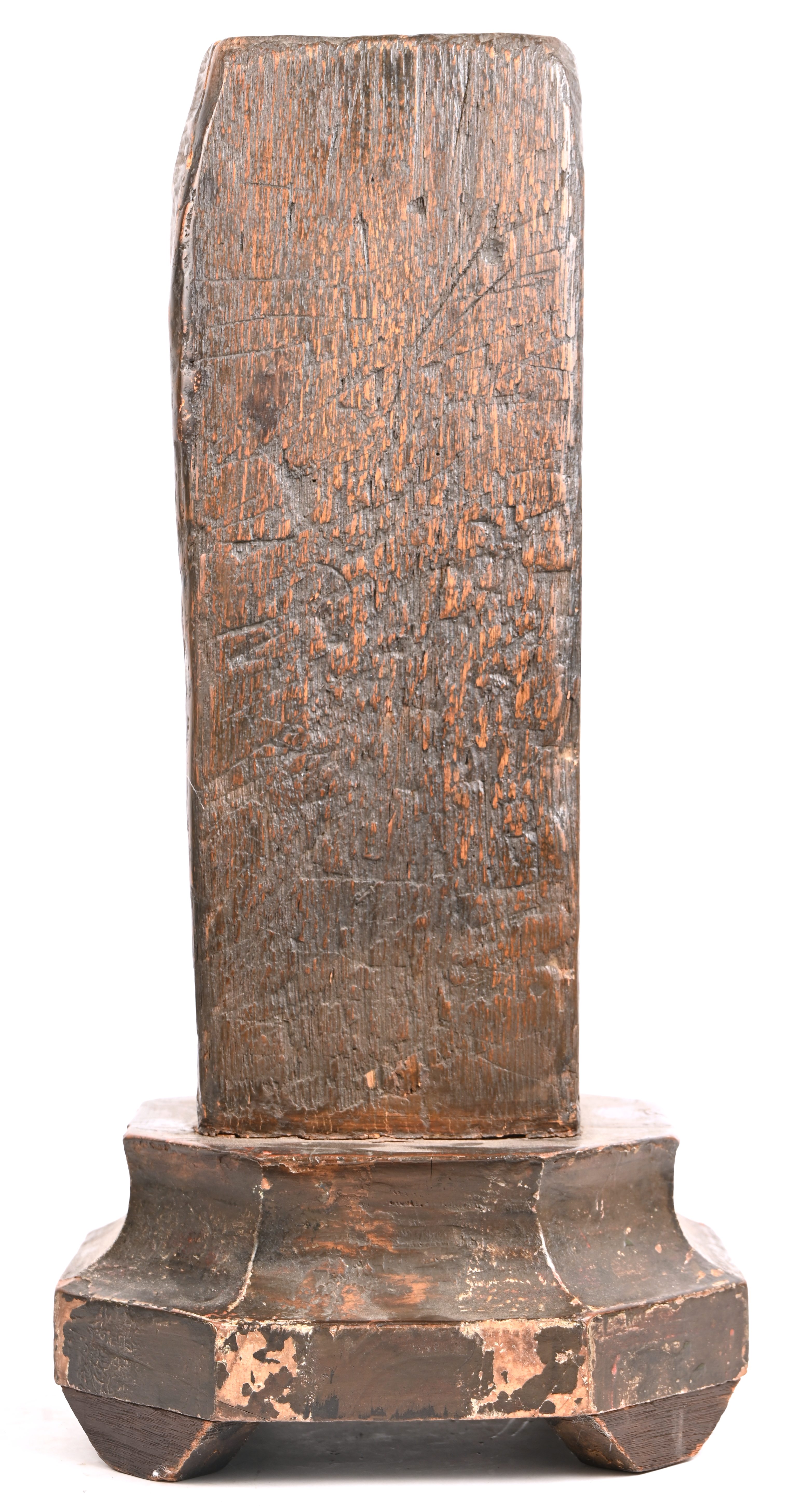 Een primitief gesculpteerd houten hoofd, op een gepatineerde zuilvoet. Niet gesigneerd Een primitief gesculpteerd houten hoofd, op een gepatineerde zuilvoet. Niet gesigneerd.