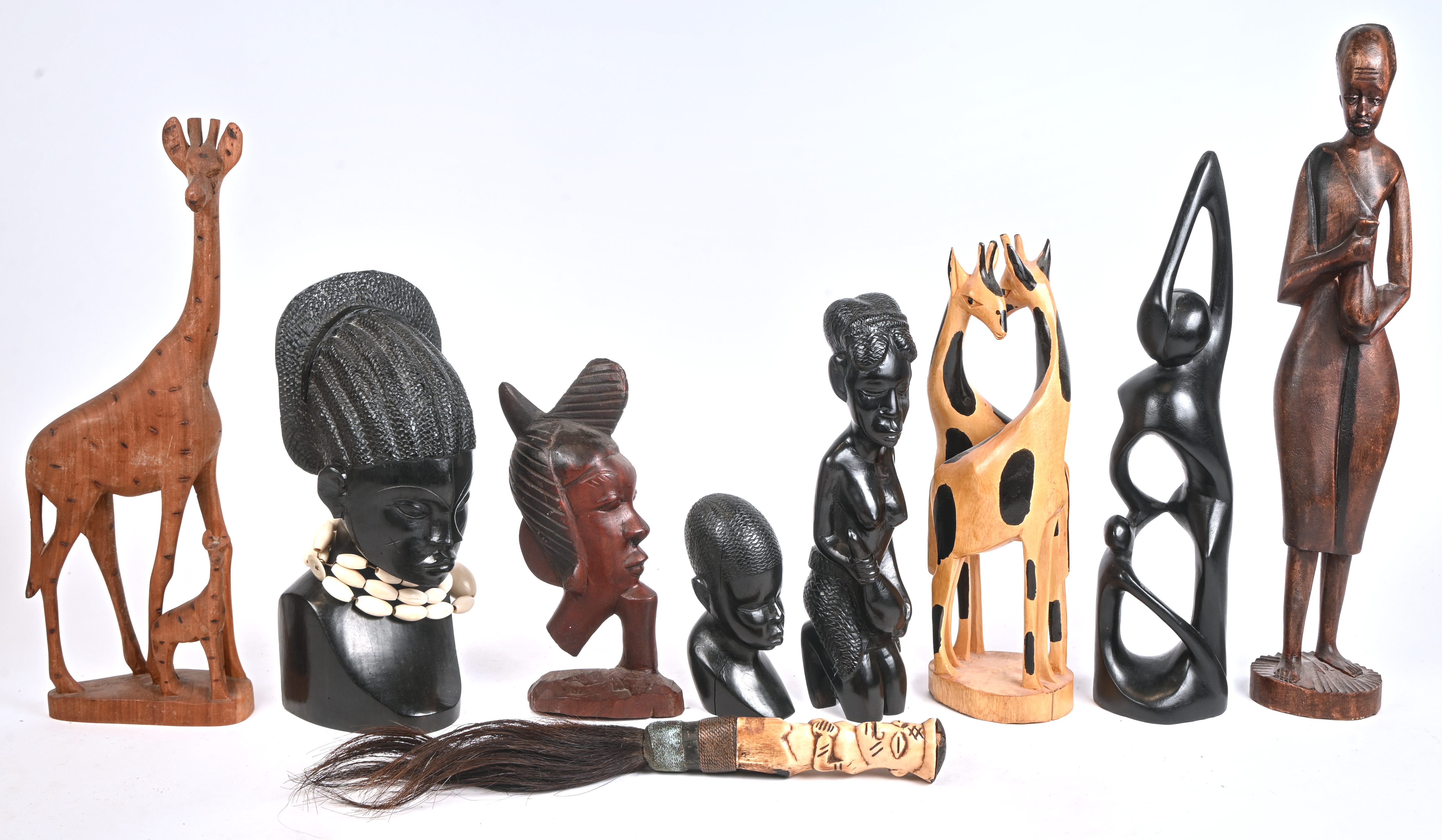 Een partij Afrikaanse houten beeldjes van giraffen en mensen. Toegevoegd een vliegenmepper met een benen handvat Een partij Afrikaanse houten beeldjes van giraffen en mensen. Toegevoegd een vliegenmepper met een benen handvat.