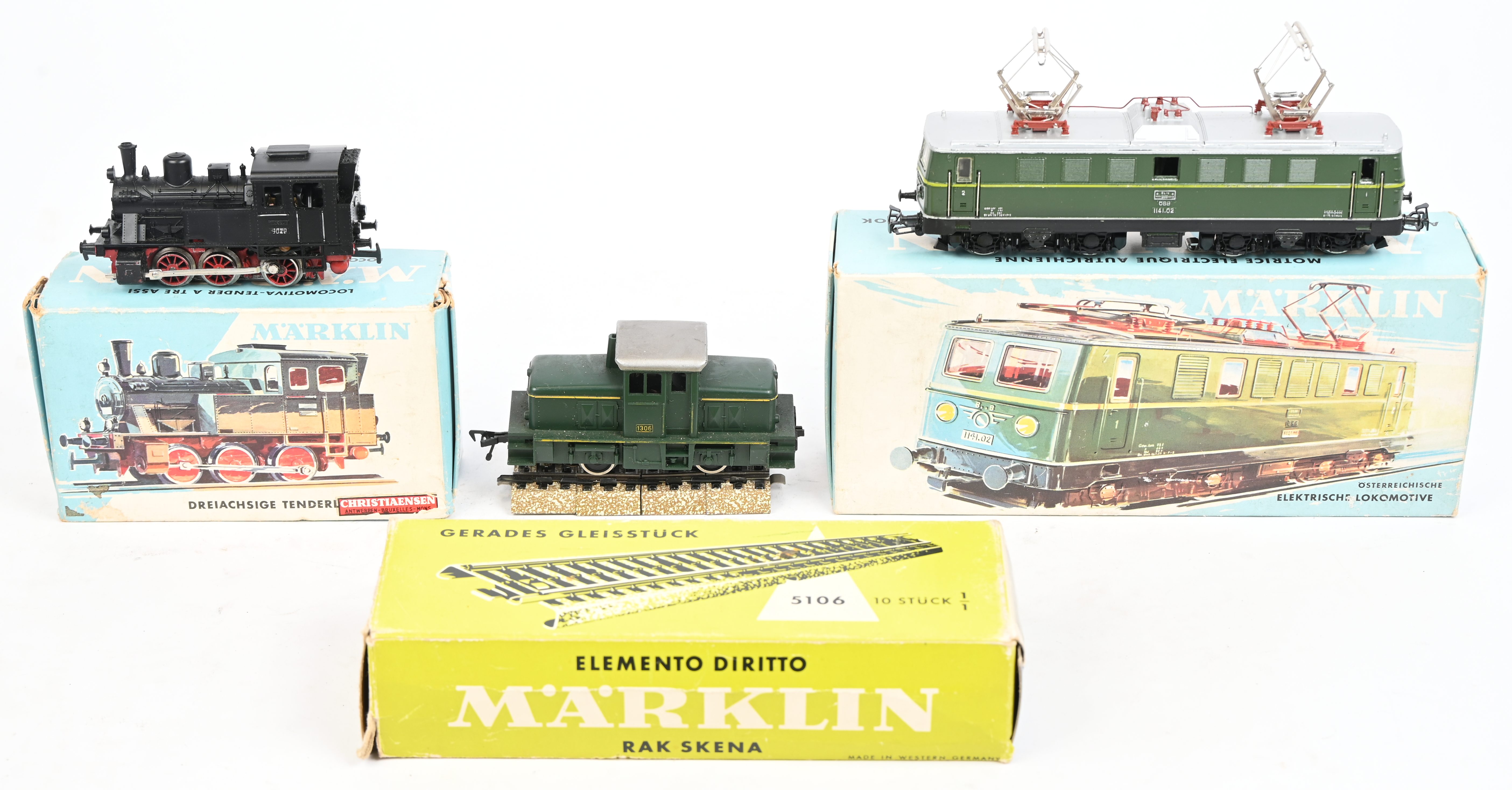 Twee Märklin lokomotieven, HO analoog. 3029 en 3036, in OVP. Toegevoegd een Fleischmann rangeerloc en een klein lot sporen Twee Märklin lokomotieven, HO analoog. 3029 en 3036, in OVP. Toegevoegd een Fleischmann rangeerloc en een klein lot sporen.