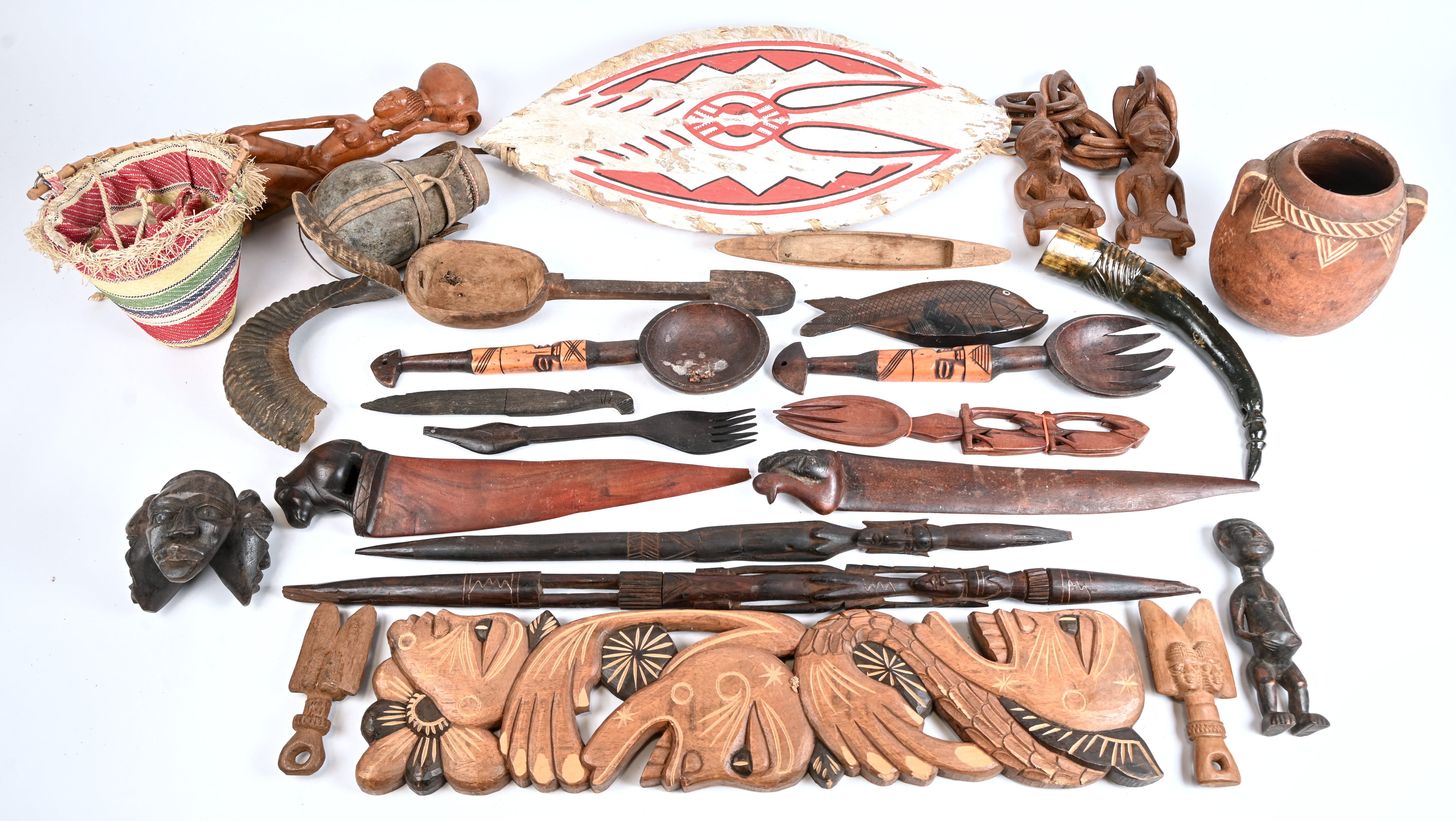 Een zeer gevarieerd lot Afrikaanse voorwerpen, voornamelijk hout Een zeer gevarieerd lot Afrikaanse voorwerpen, voornamelijk hout.
