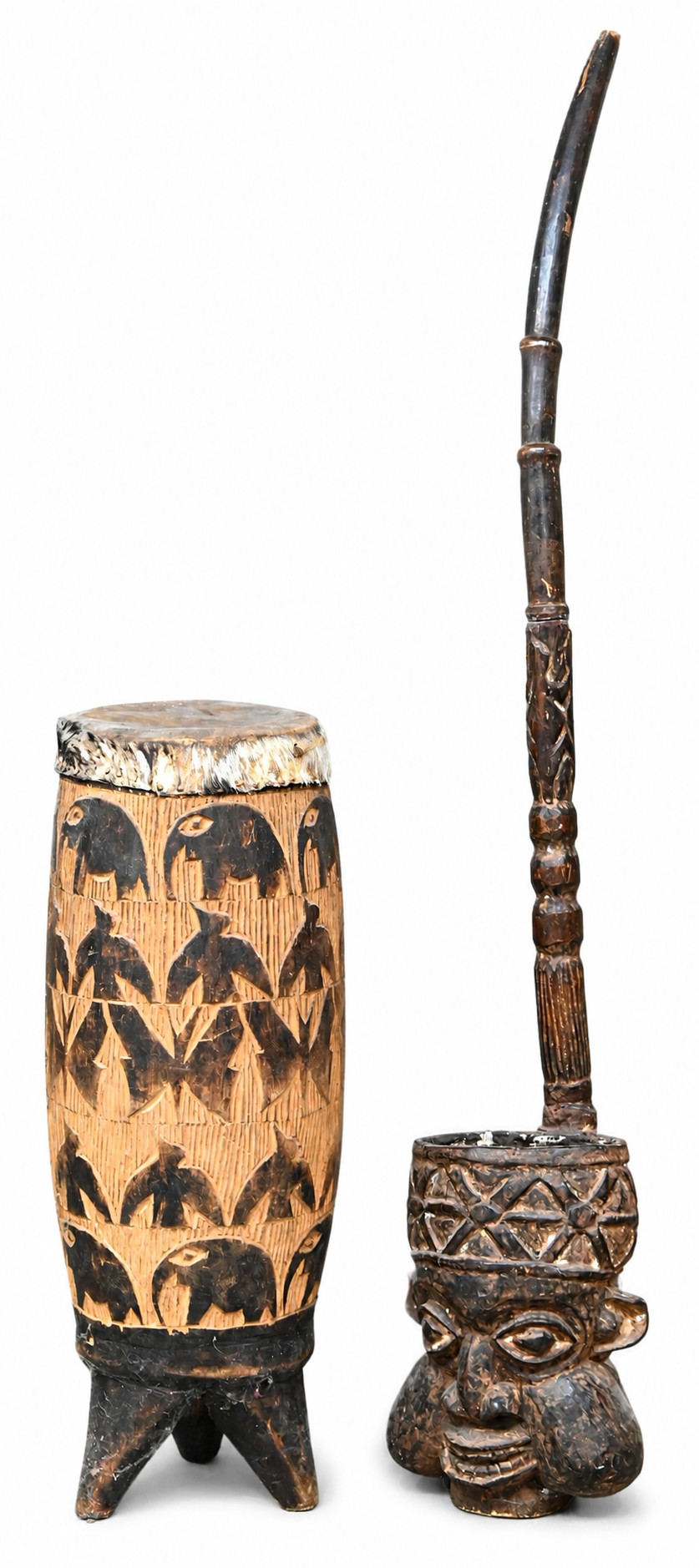 Een Afrikaanse djembe versierd met olifanten en vogels en een XXL pijp van gesculpteerd hout Een Afrikaanse djembe versierd met olifanten en vogels en een XXL pijp van gesculpteerd hout.