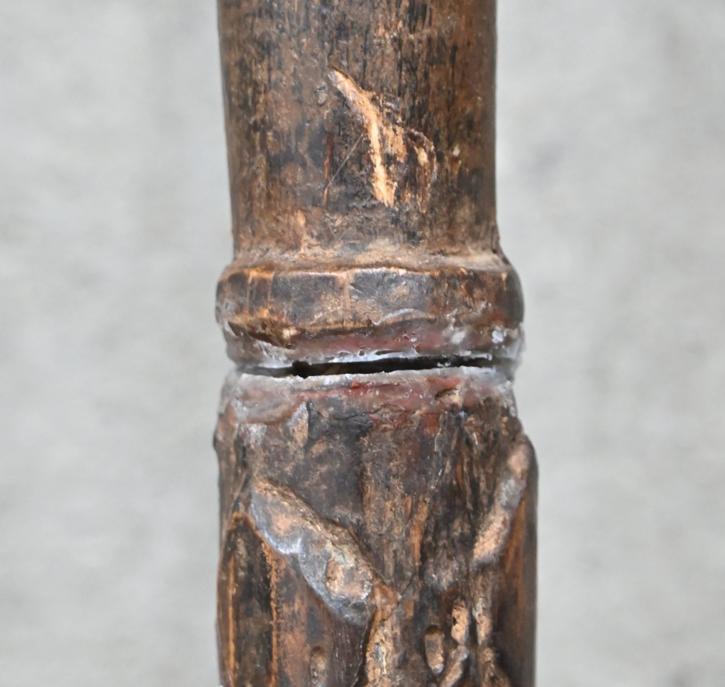 Een Afrikaanse djembe versierd met olifanten en vogels en een XXL pijp van gesculpteerd hout Een Afrikaanse djembe versierd met olifanten en vogels en een XXL pijp van gesculpteerd hout.
