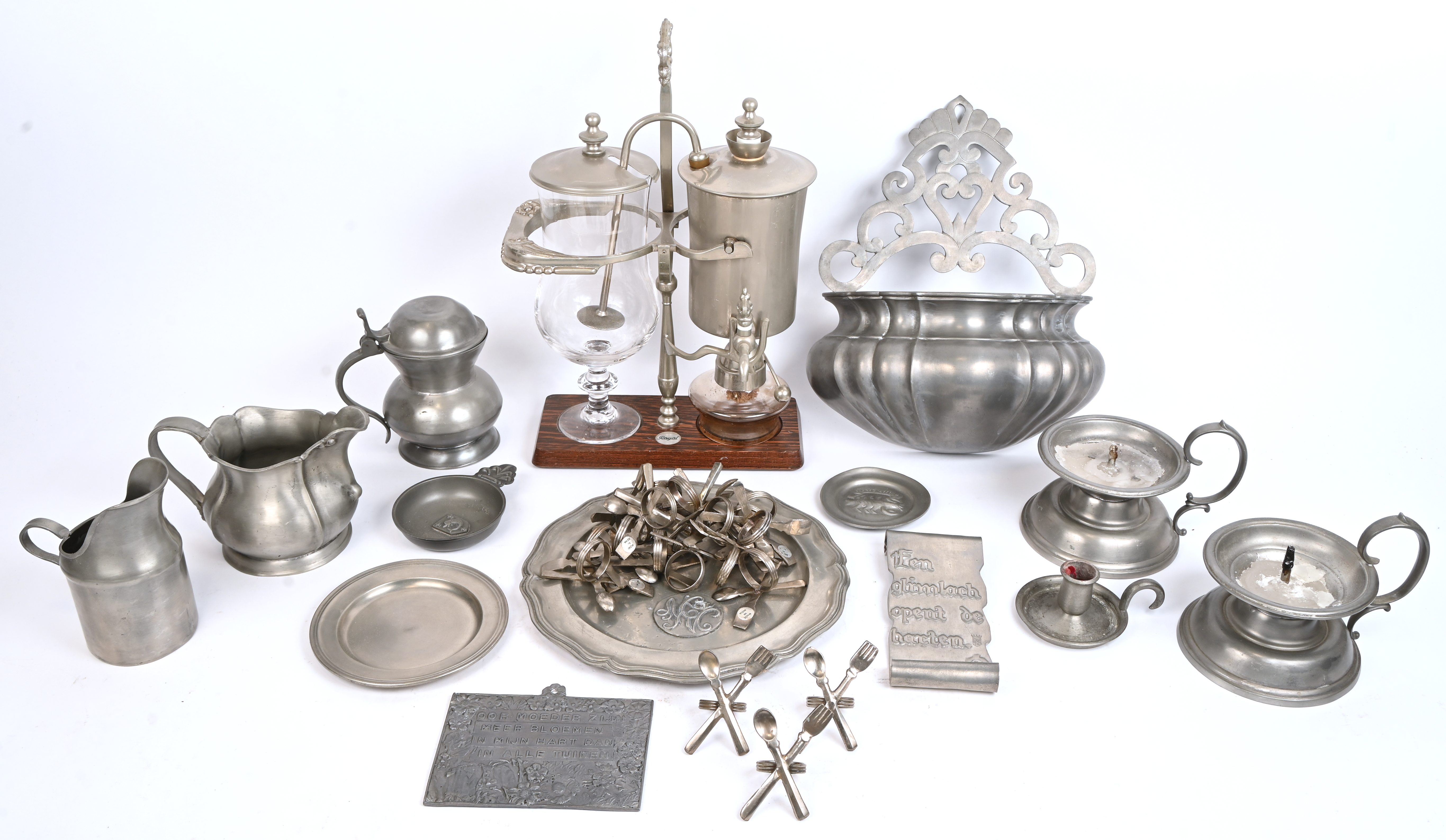 Een gevarieerd lot tinnen objecten, met een gezamelijk brutogewicht van ong. 7,5 kg. Toegevoegd een ‘Royal’ koffiezet Een gevarieerd lot tinnen objecten, met een gezamelijk brutogewicht van ong. 7,5 kg. Toegevoegd een ‘Royal’ koffiezet.