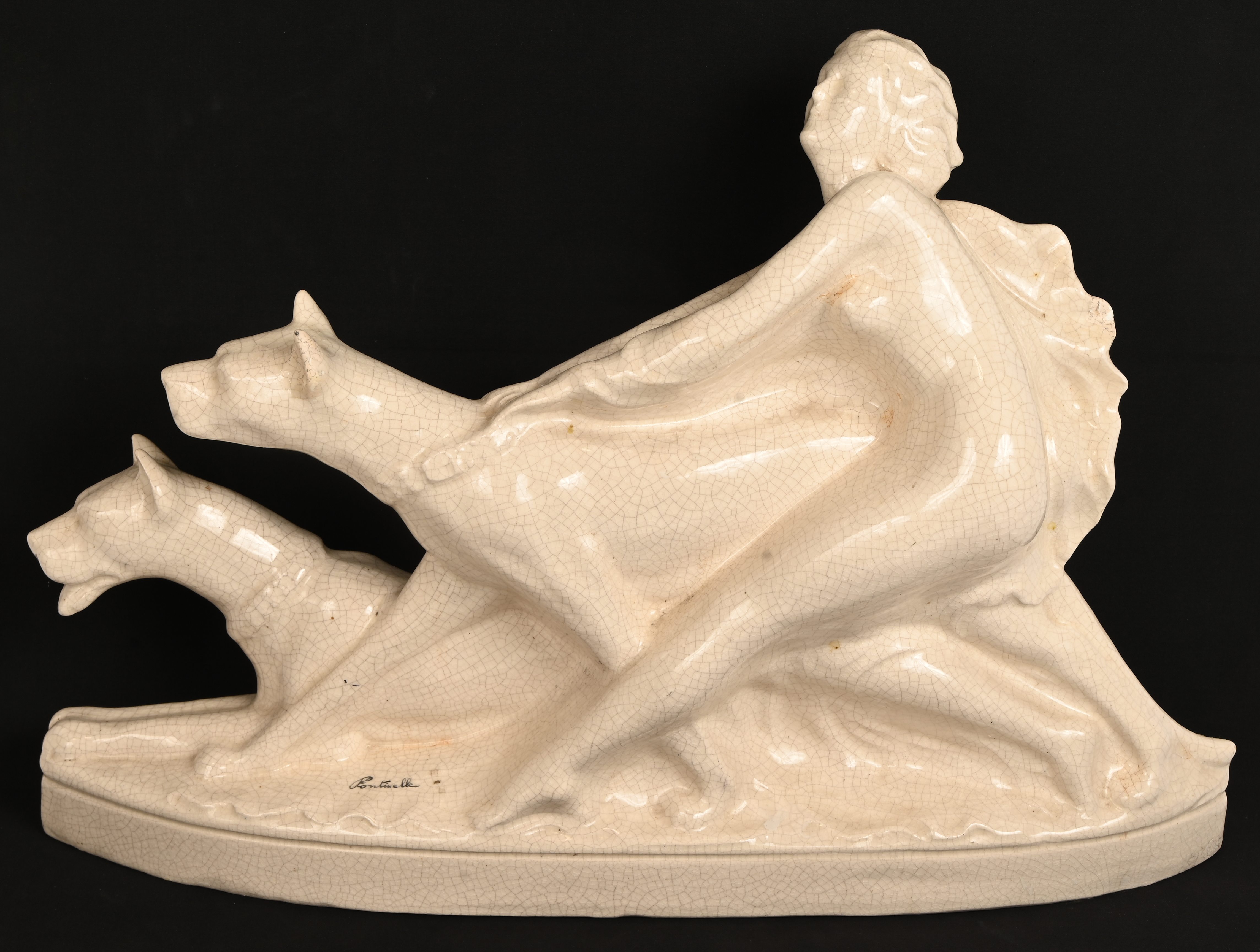 “Meisje met honden”. Een craqulé art deco beeld. Gemerkt en genummerd: 145 “Meisje met honden”. Een craqulé art deco beeld. Gemerkt en genummerd: 145.