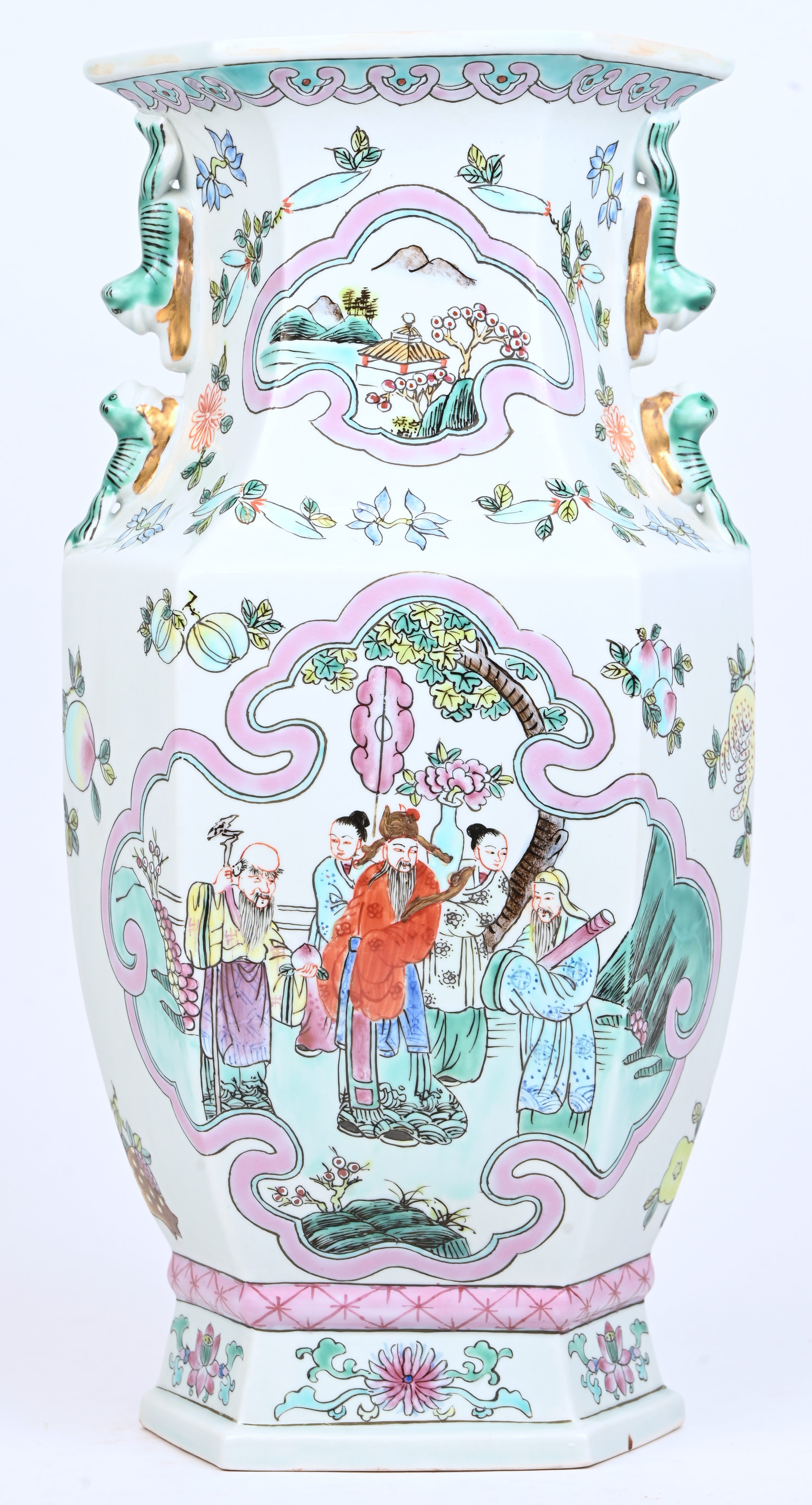 Een balustervaas van meerkleurig Chinees porselein. Famille rose Een balustervaas van meerkleurig Chinees porselein. Famille rose.