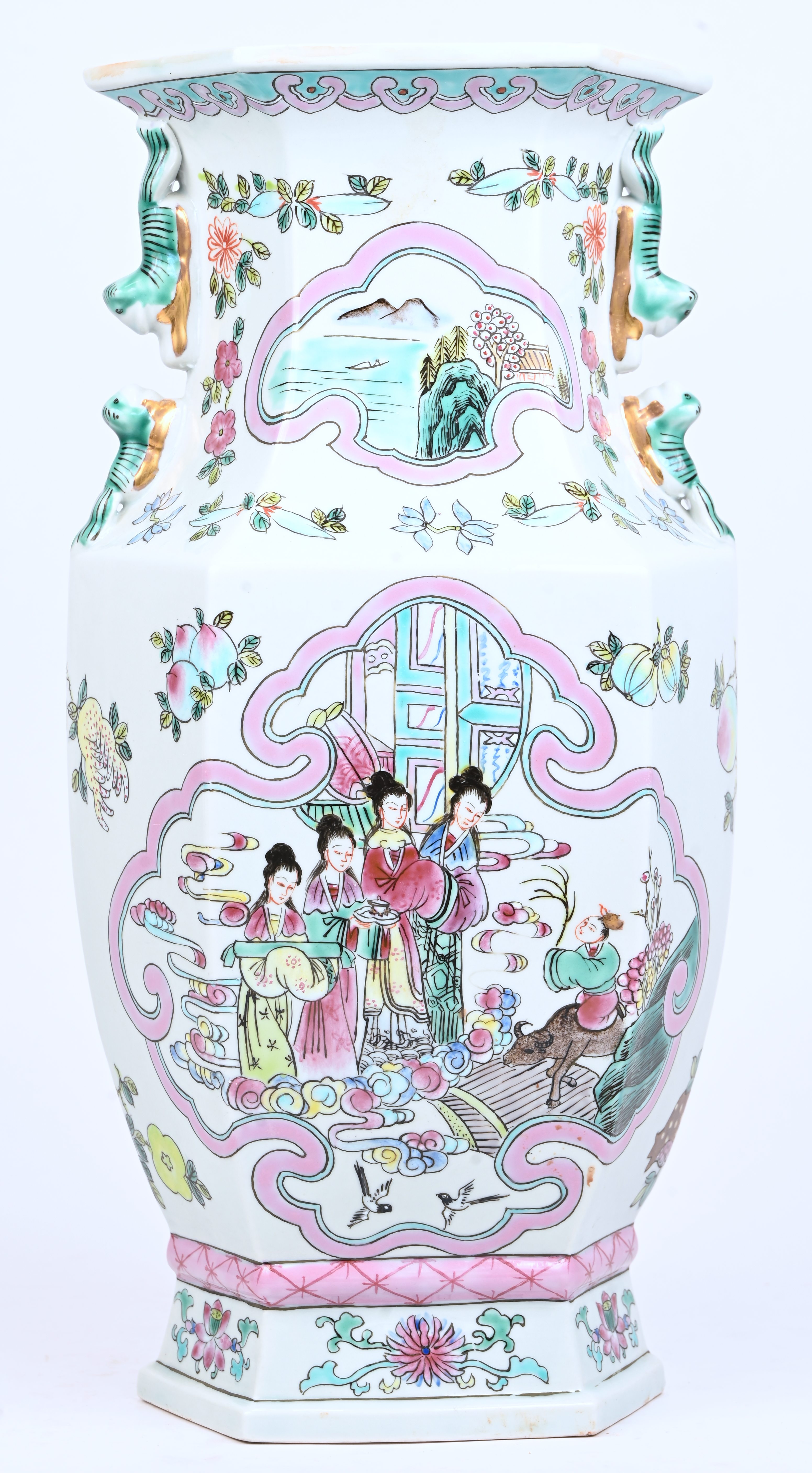 Een balustervaas van meerkleurig Chinees porselein. Famille rose Een balustervaas van meerkleurig Chinees porselein. Famille rose.