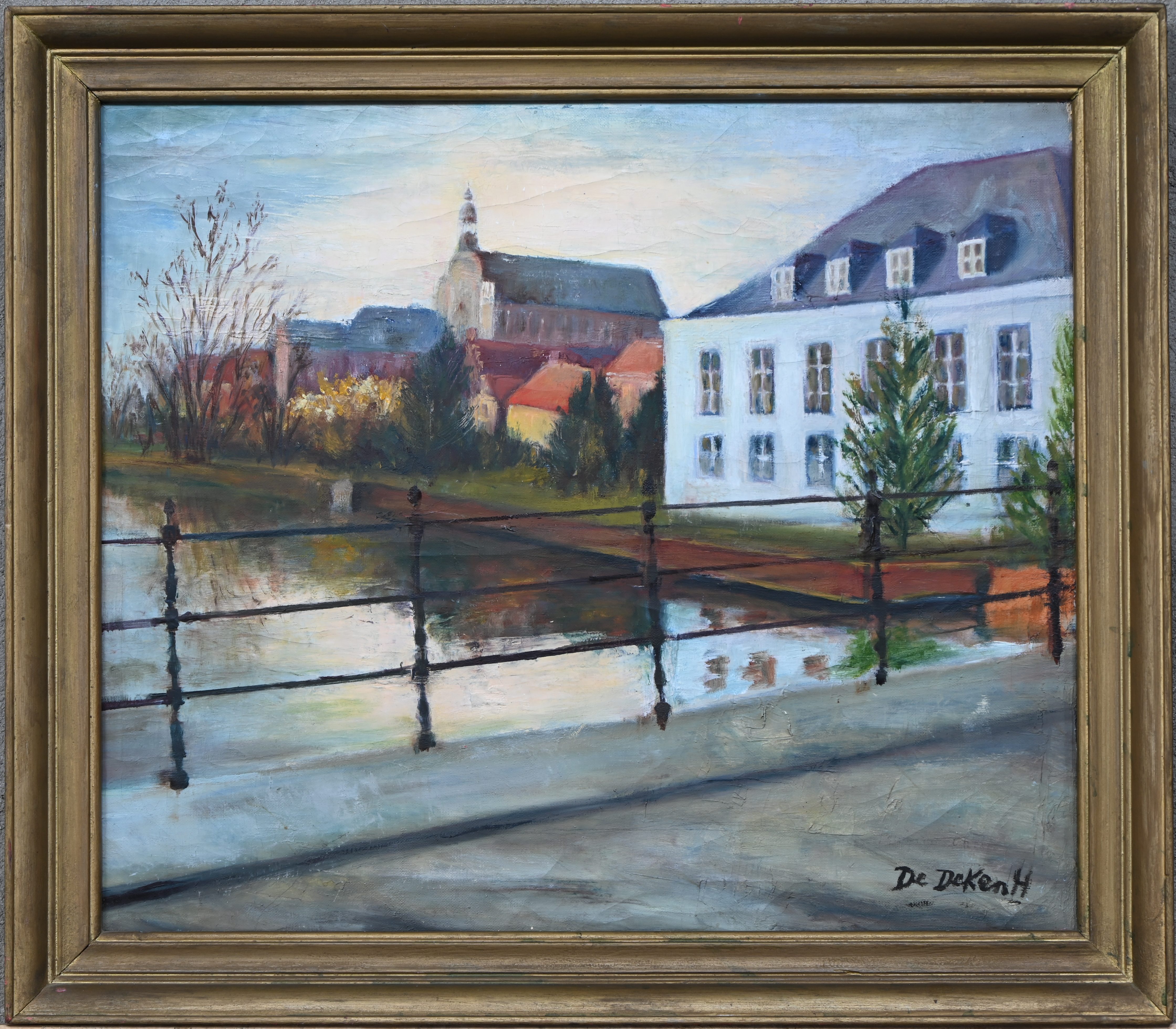 ‘Zicht op het begijnhof van Lier’, een olieverfschilderij op doek. Gesigneerd ‘De Deken H.’. Hilda De Deken studeerde onder Jos Tilleux ‘Zicht op het begijnhof van Lier’, een olieverfschilderij op doek. Gesigneerd ‘De Deken H.’. Hilda De Deken studeerde onder Jos Tilleux.