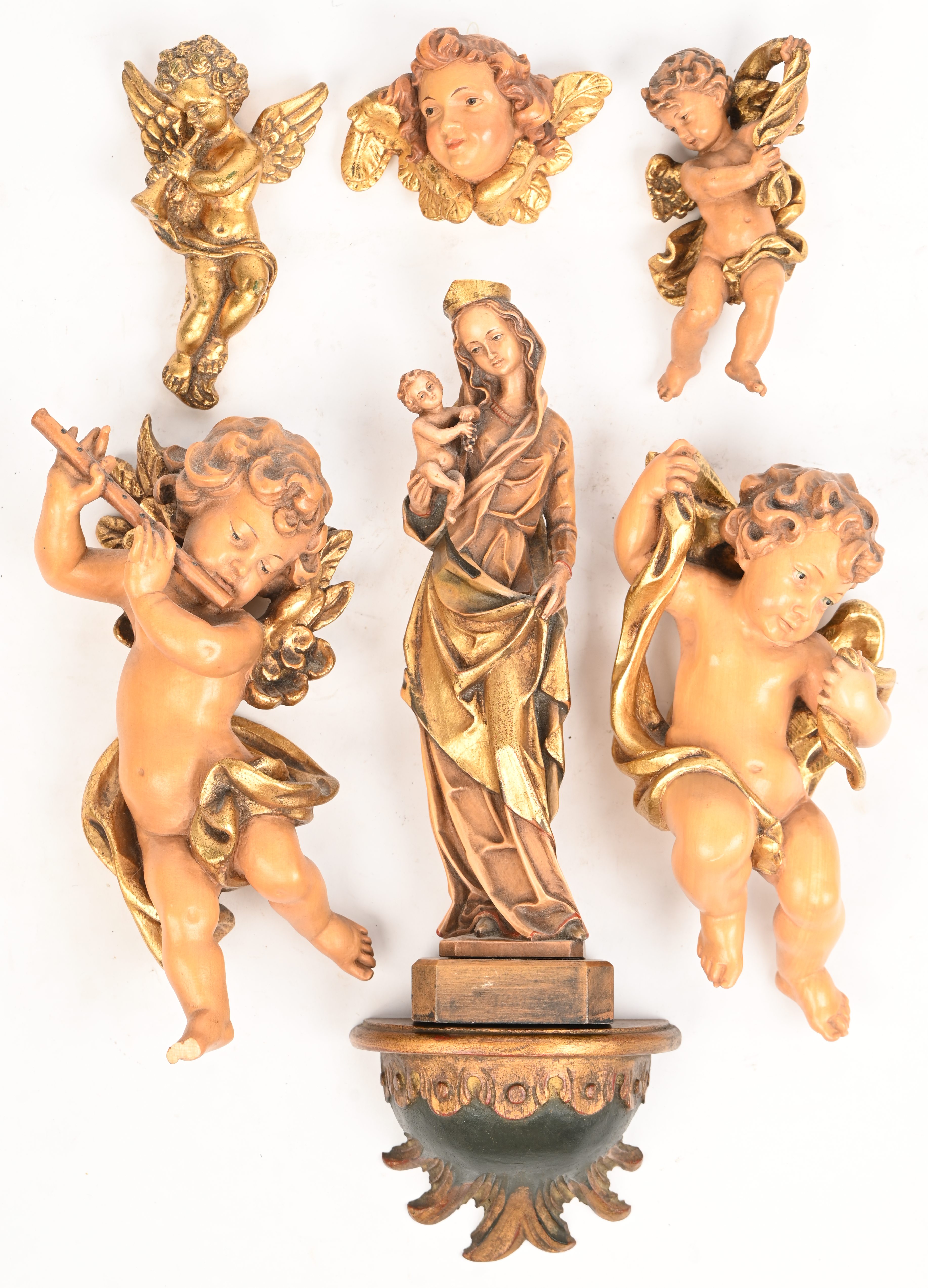 Een partij religieuze beeldjes bestaande uit vier engeltjes waarvan drie hout, één engelenhoofdje en een Madonna met kind. Toegevoegd een kleine wandconsole (B 12, D 7 cm). Enkele stukken dragen het label ‘Anri’ Een partij religieuze beeldjes bestaande uit vier engeltjes waarvan drie hout, één engelenhoofdje en een Madonna met kind. Toegevoegd een kleine wandconsole (B 12, D 7 cm). Enkele stukken dragen het label ‘Anri’.